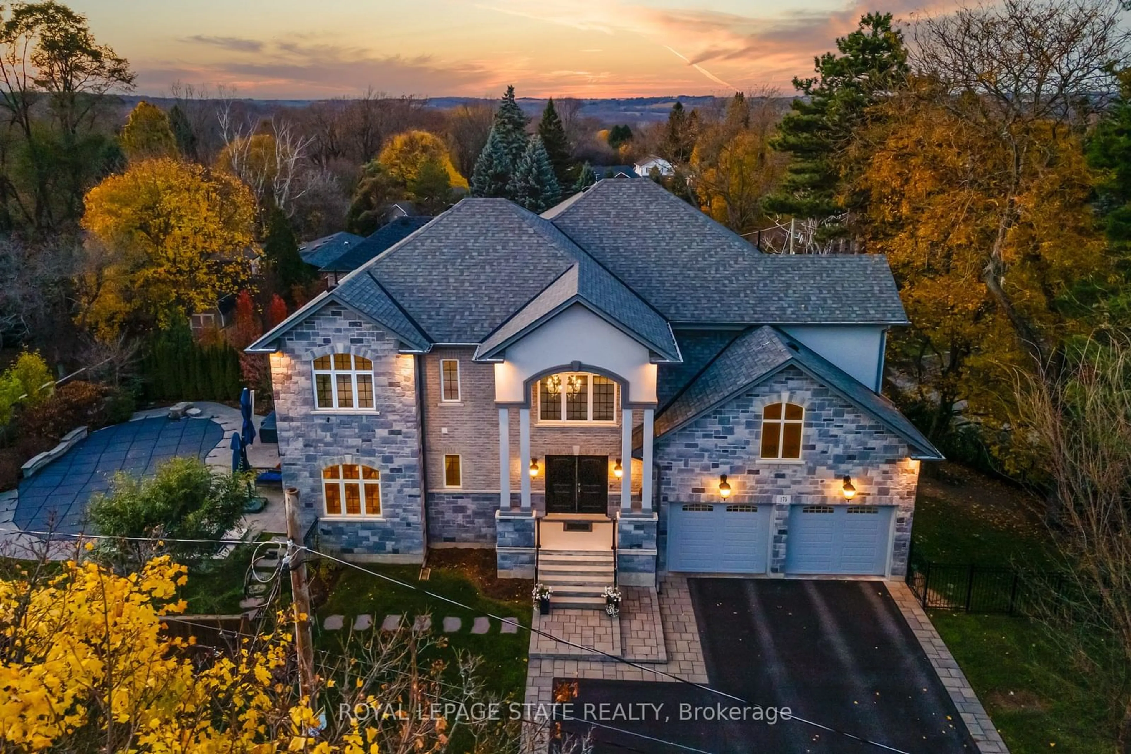 A pic from outside/outdoor area/front of a property/back of a property/a pic from drone, unknown for 175 Oakhill Pl, Hamilton Ontario L9G 1C8