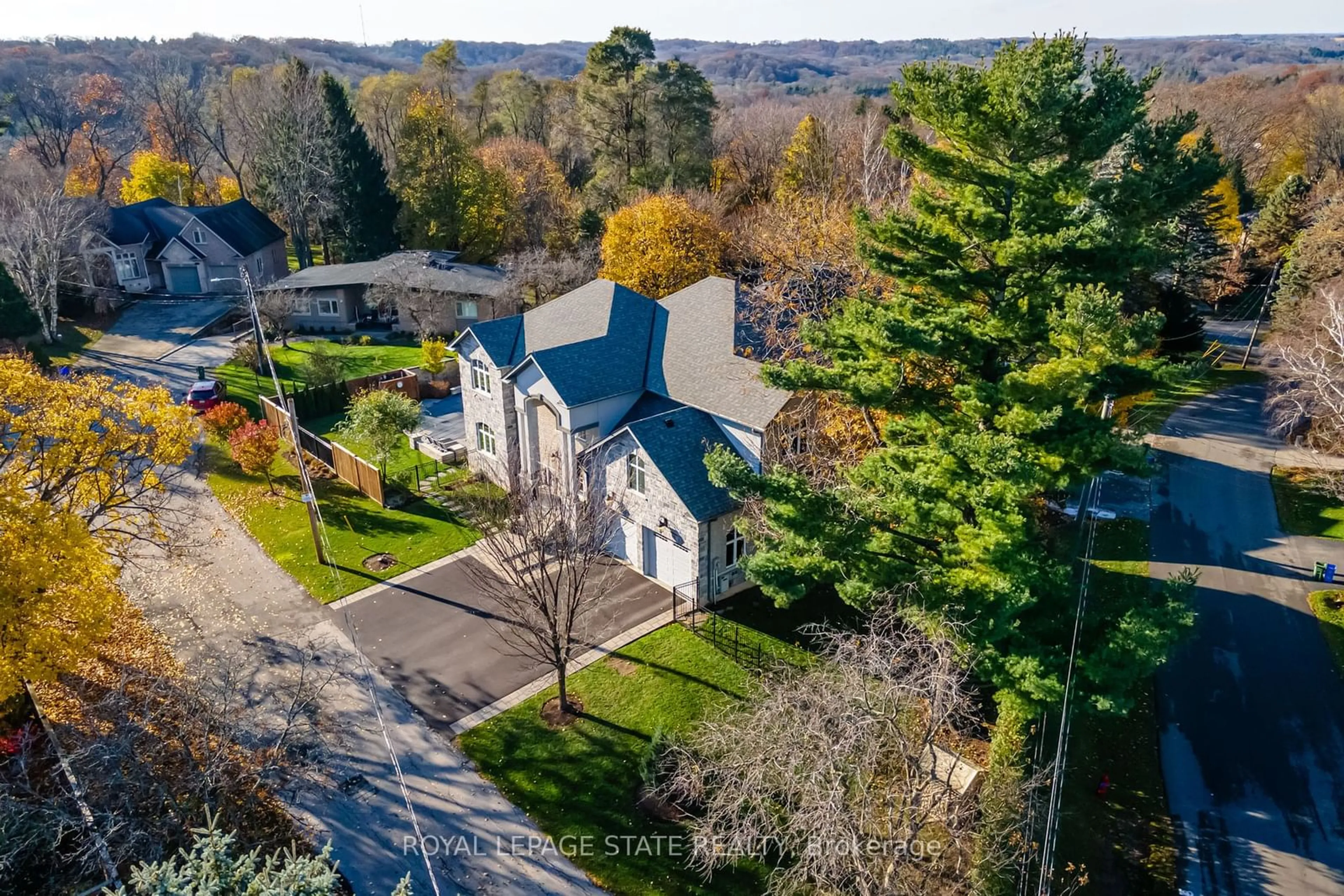 A pic from outside/outdoor area/front of a property/back of a property/a pic from drone, street for 175 Oakhill Pl, Hamilton Ontario L9G 1C8