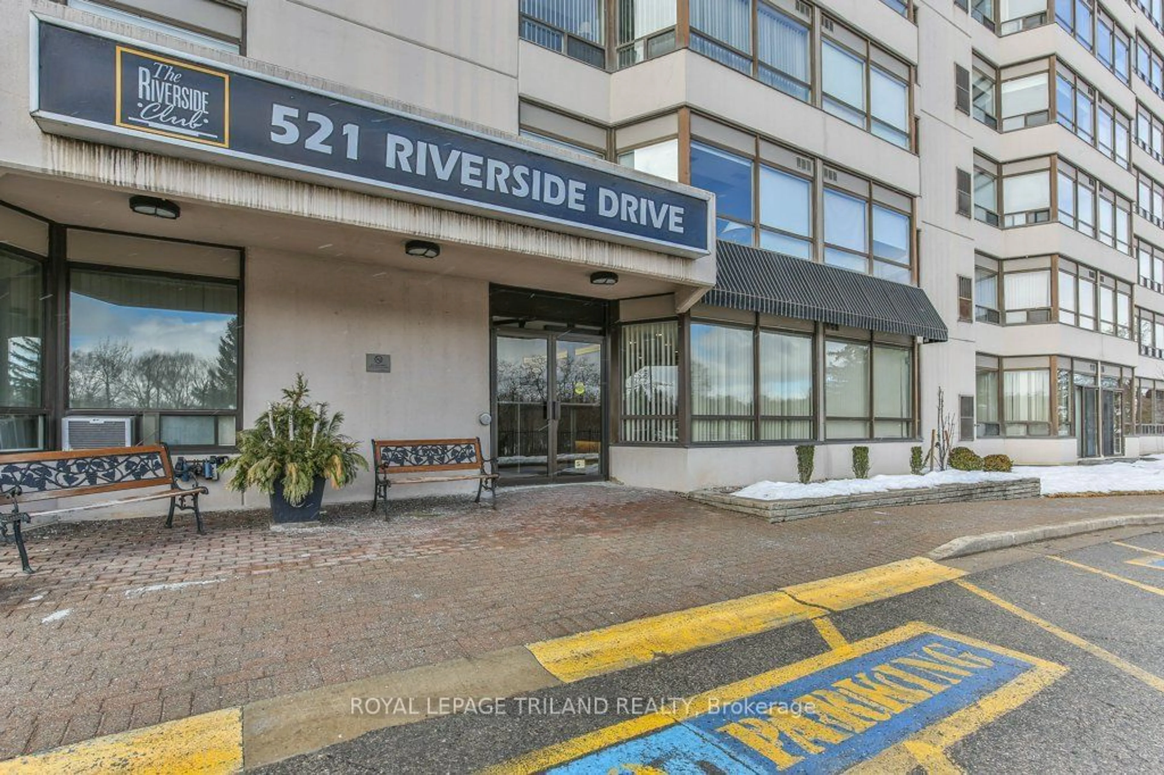 Indoor foyer for 521 RIVERSIDE Dr #506, London Ontario N6H 5E2