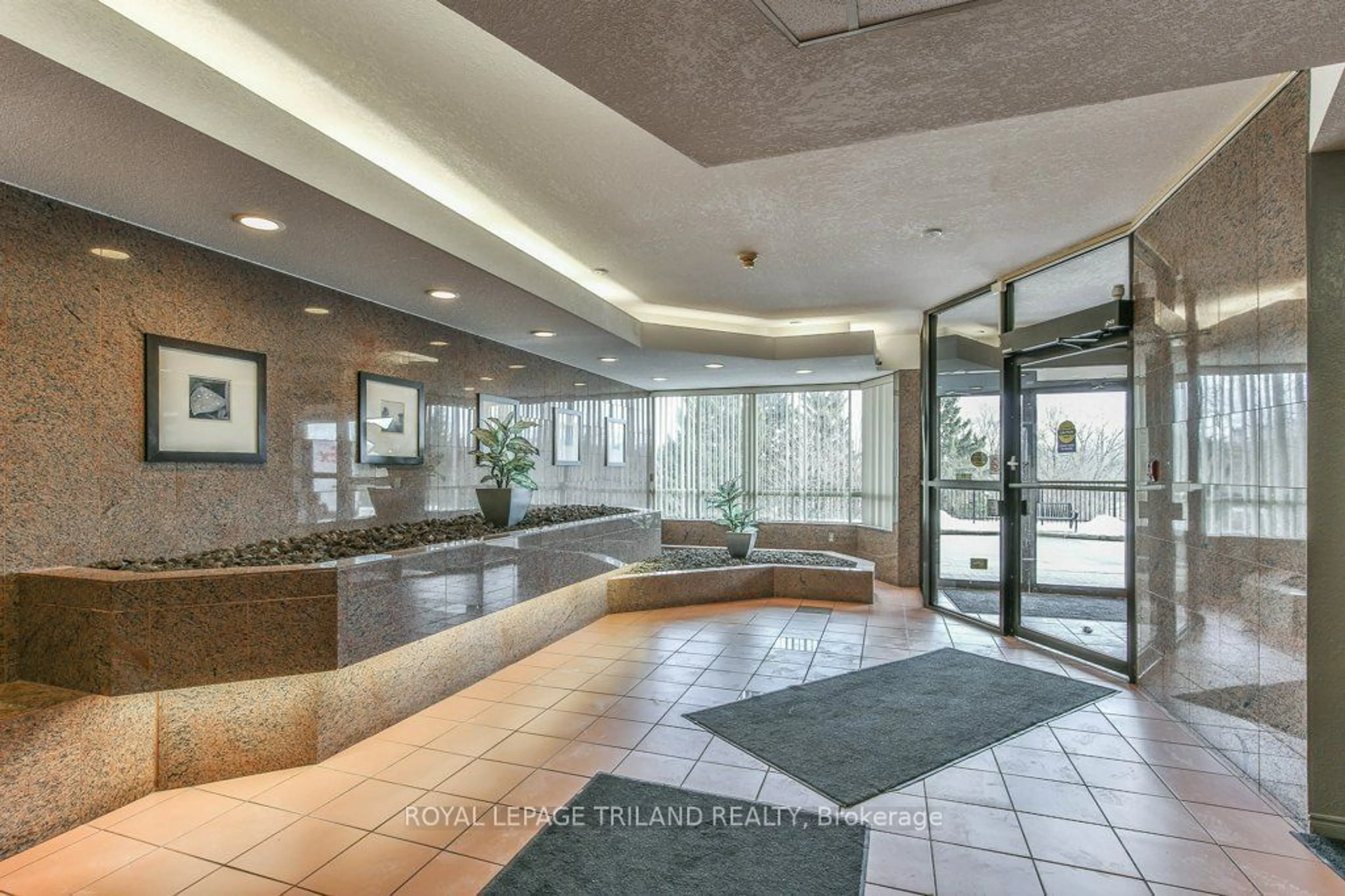 Indoor foyer for 521 RIVERSIDE Dr #506, London Ontario N6H 5E2