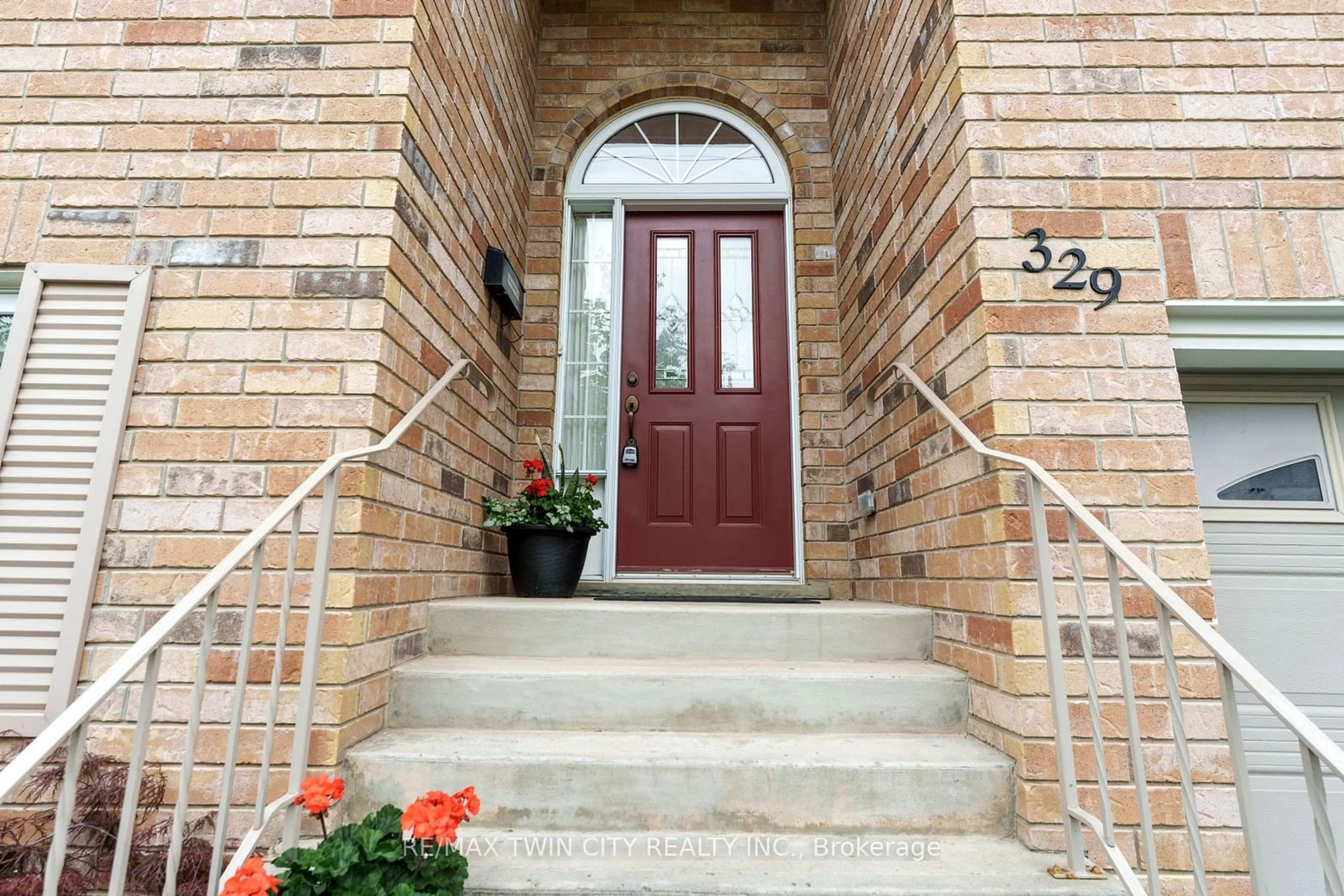 Indoor entryway for 329 Otterbein Rd, Kitchener Ontario N2B 3W1