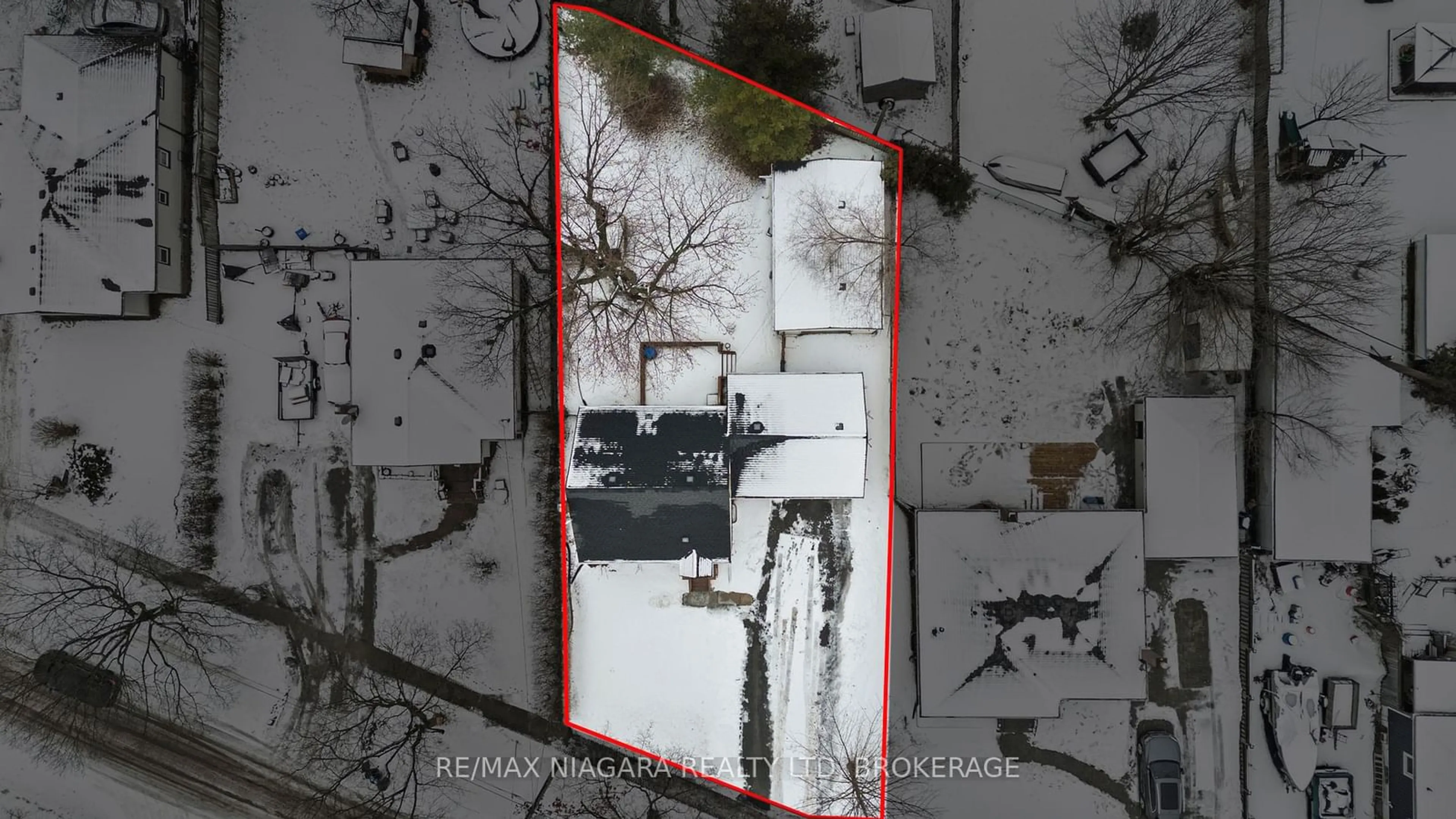 A pic from outside/outdoor area/front of a property/back of a property/a pic from drone, street for 82 Booth St, St. Catharines Ontario L2N 1X4