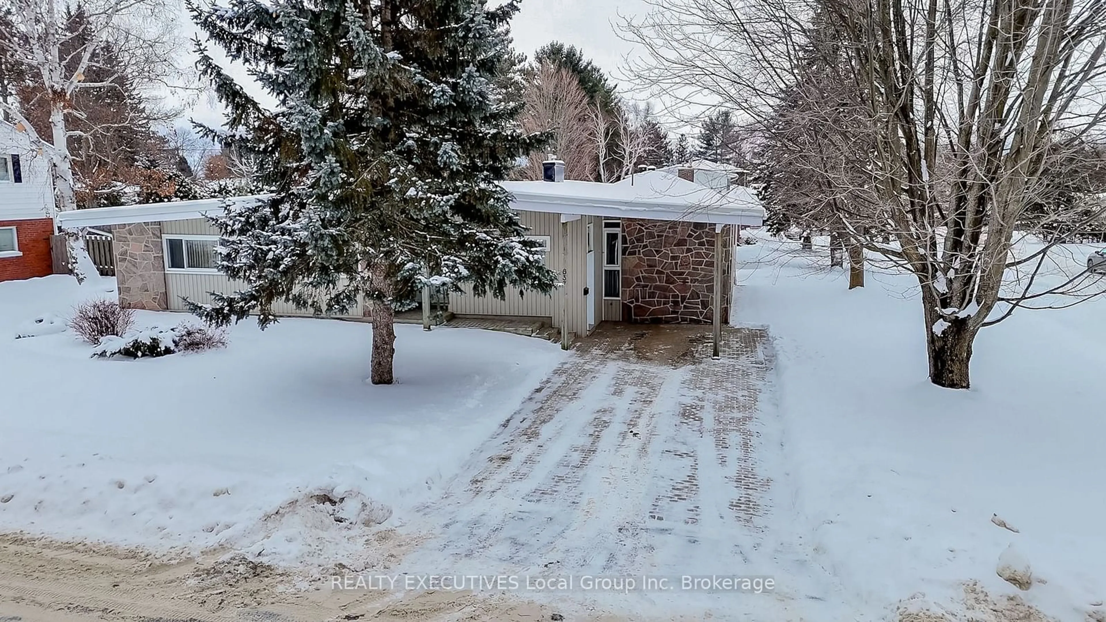 A pic from outside/outdoor area/front of a property/back of a property/a pic from drone, street for 637 Oakwood Ave, North Bay Ontario P1B 5J5