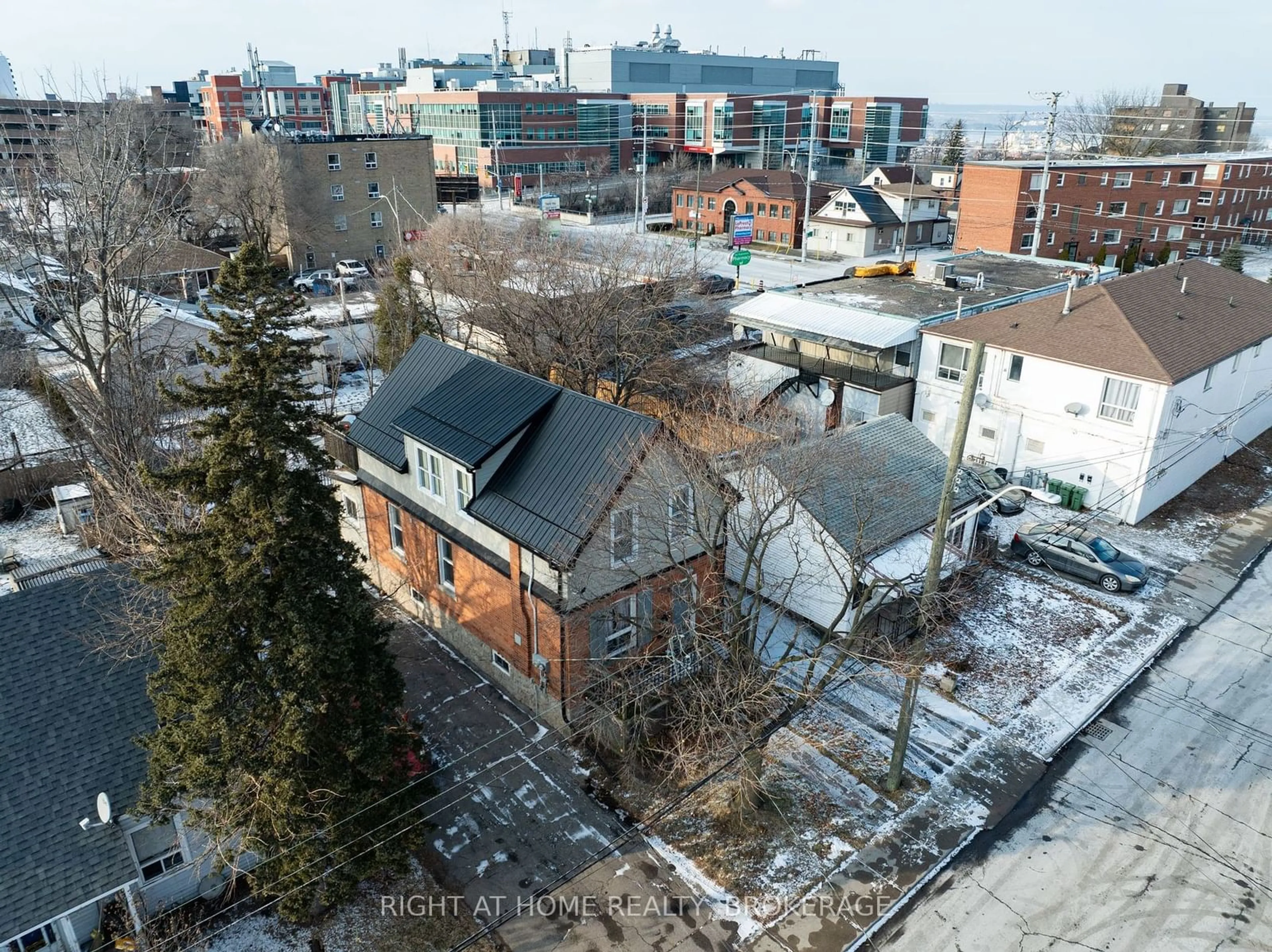 A pic from outside/outdoor area/front of a property/back of a property/a pic from drone, city buildings view from balcony for 6 32nd St, Hamilton Ontario L8V 3R6