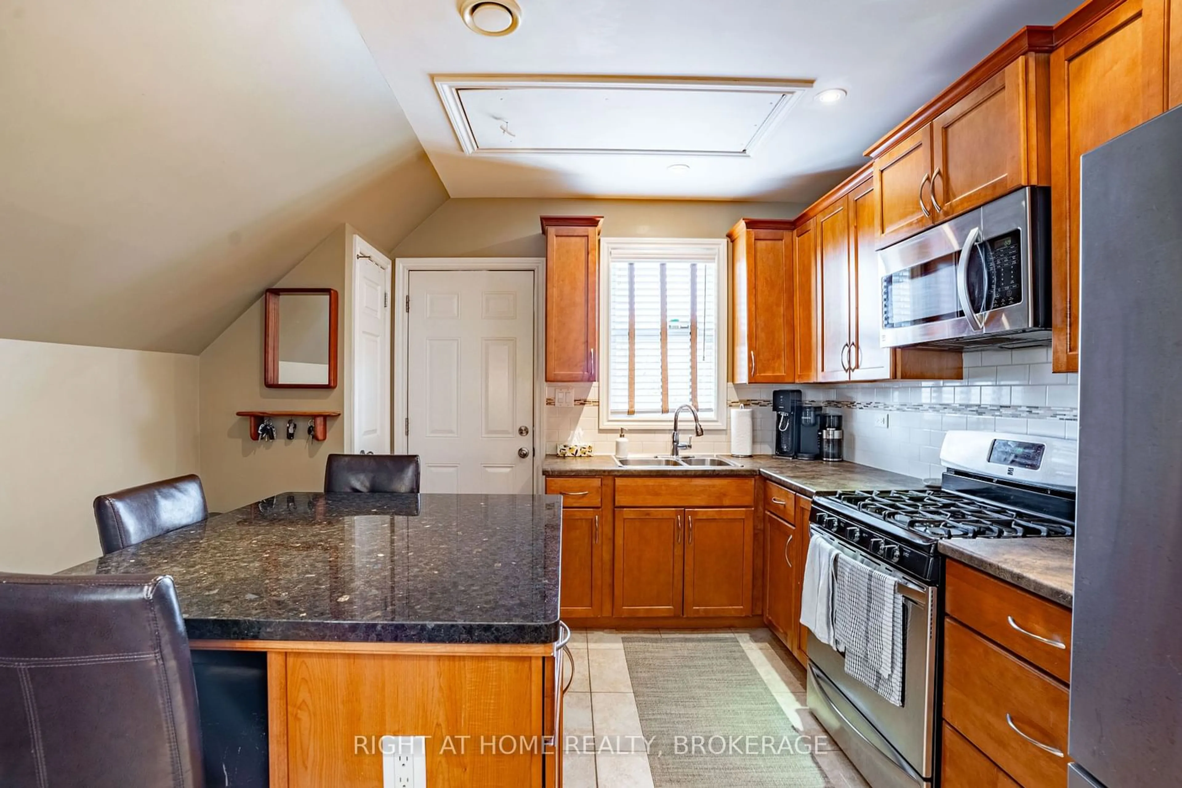 Standard kitchen, unknown for 6 32nd St, Hamilton Ontario L8V 3R6