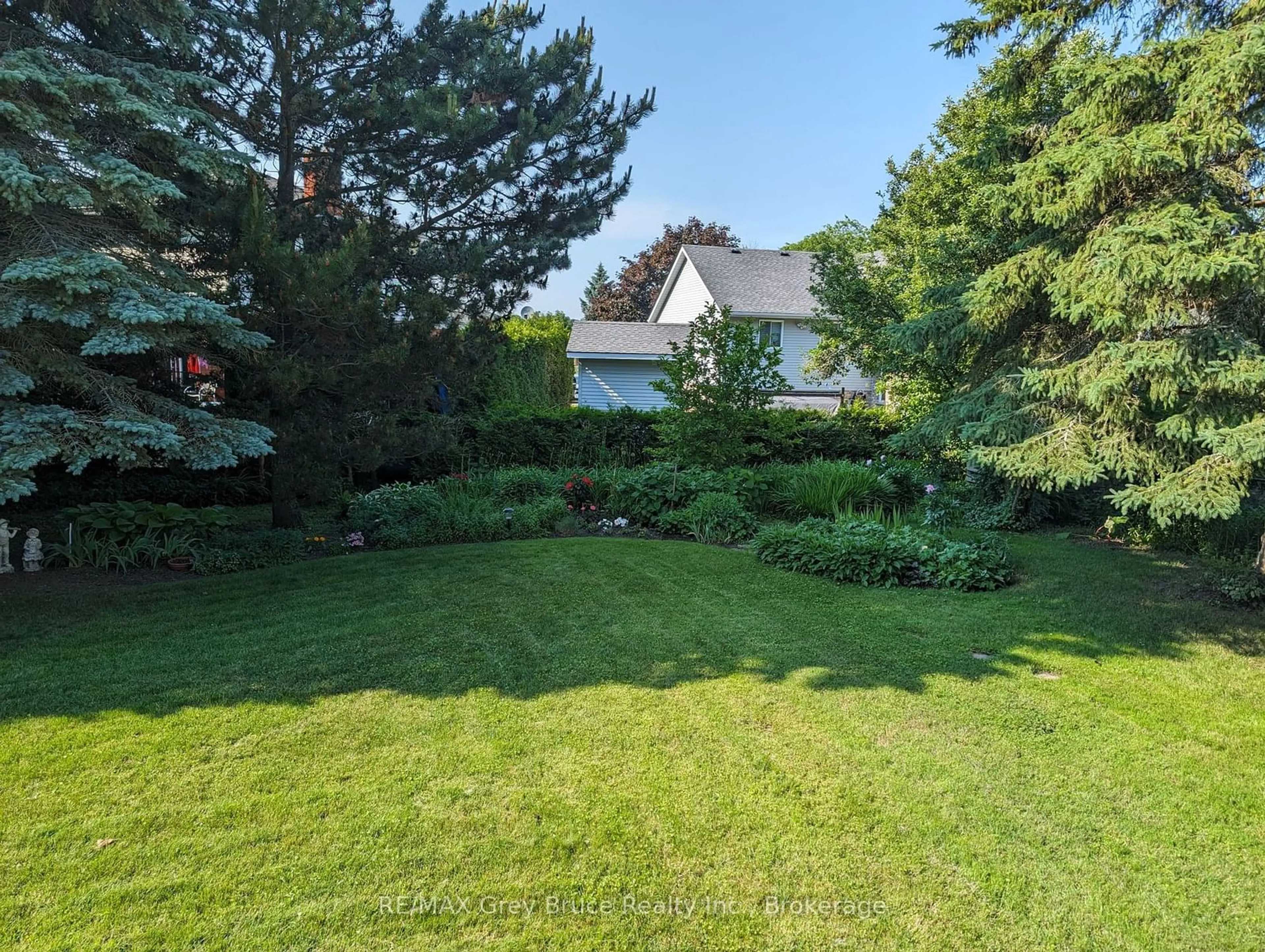 A pic from outside/outdoor area/front of a property/back of a property/a pic from drone, unknown for 560 2nd st A St, Owen Sound Ontario N4K 6H4