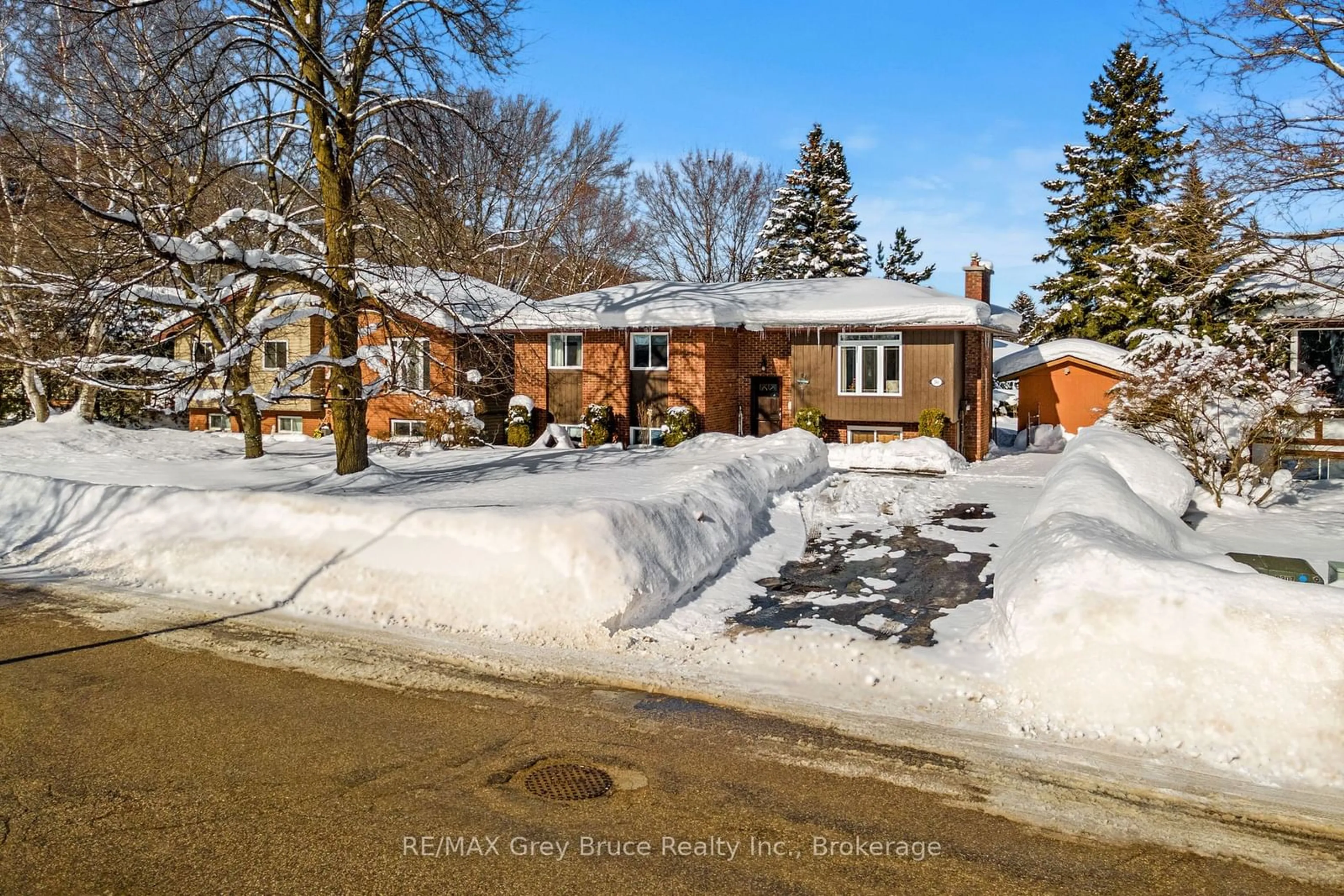 A pic from outside/outdoor area/front of a property/back of a property/a pic from drone, street for 560 2nd st A St, Owen Sound Ontario N4K 6H4