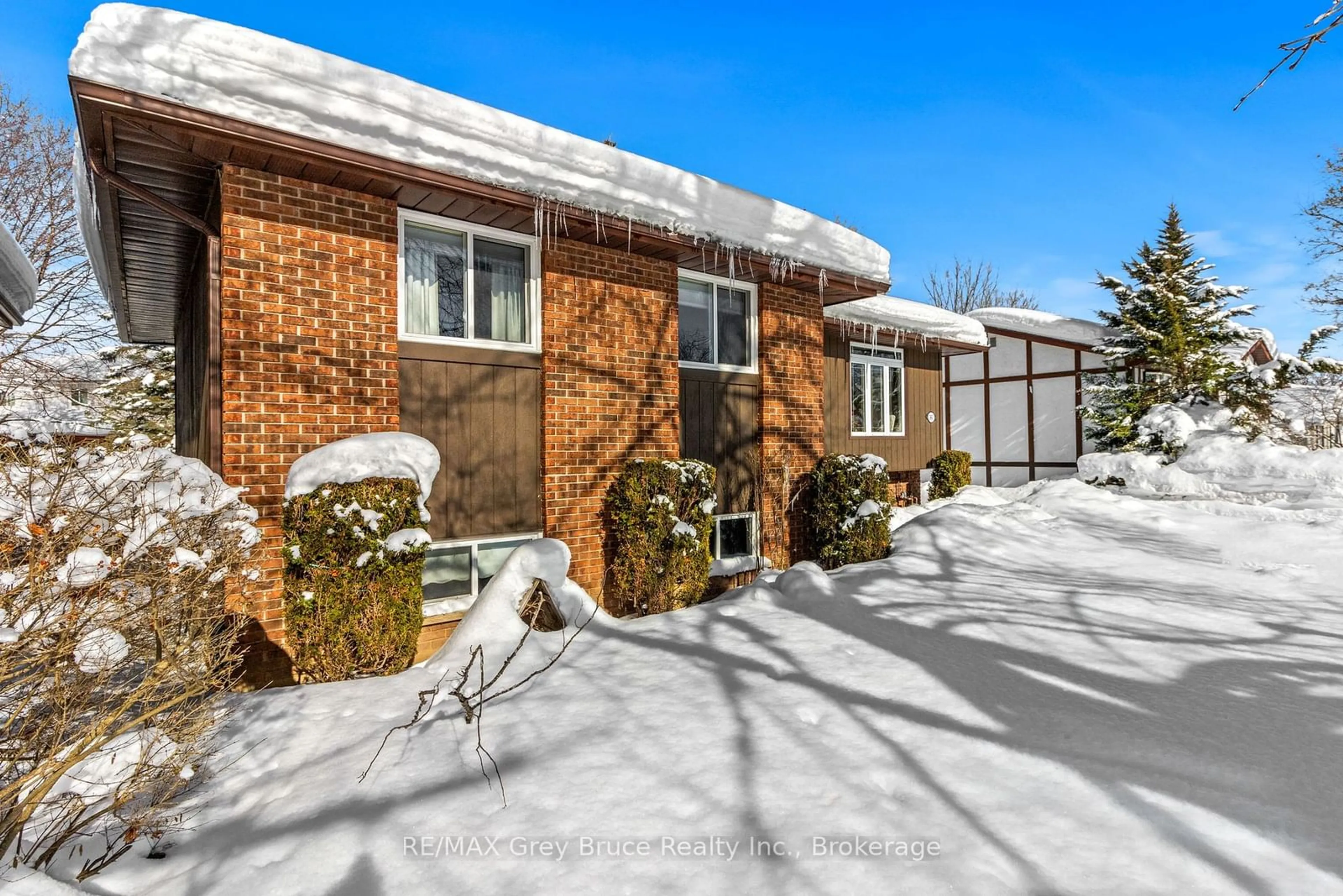 Home with brick exterior material, street for 560 2nd st A St, Owen Sound Ontario N4K 6H4