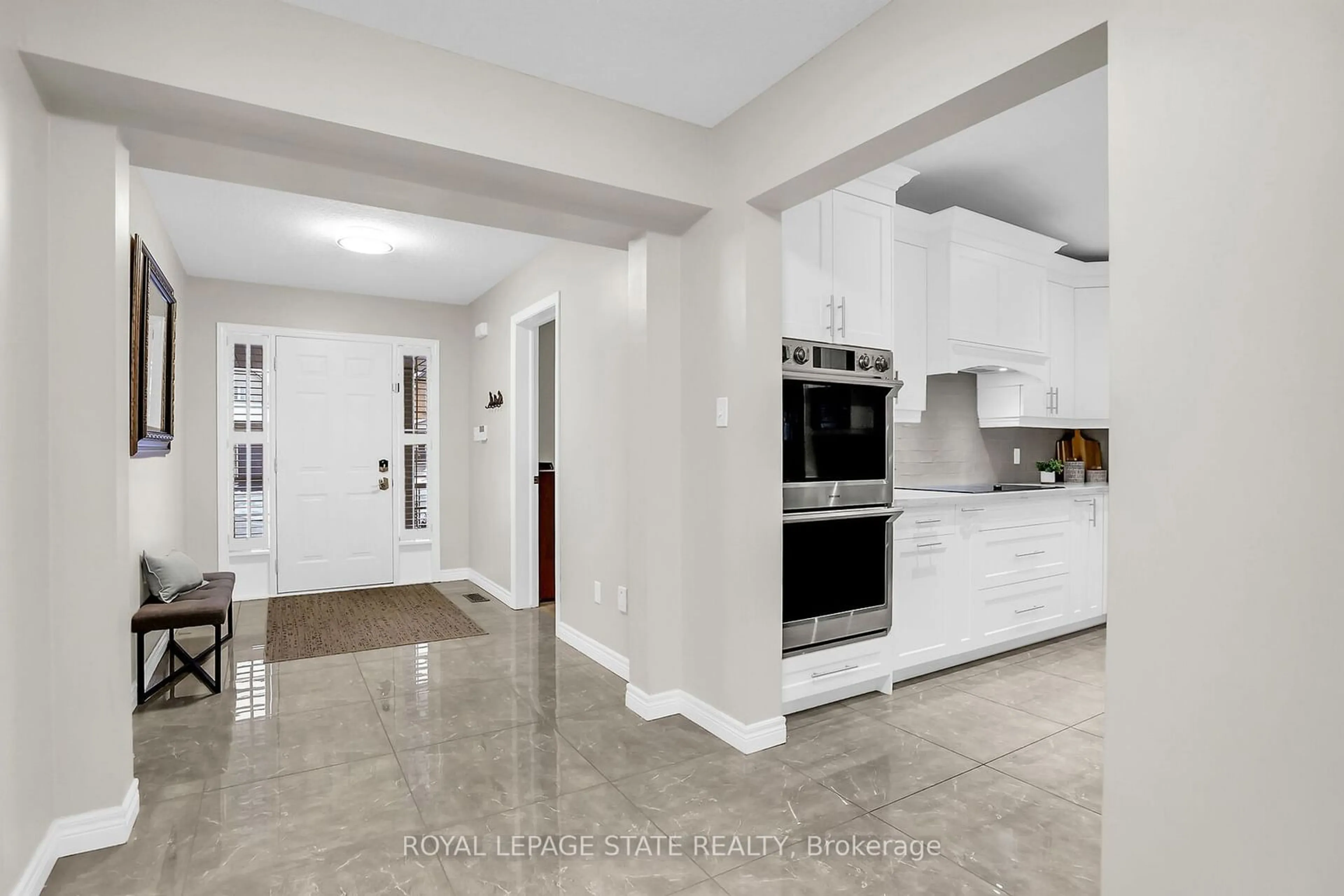 Open concept kitchen, ceramic/tile floor for 9 Vidal Crt, Grimsby Ontario L3M 5R8