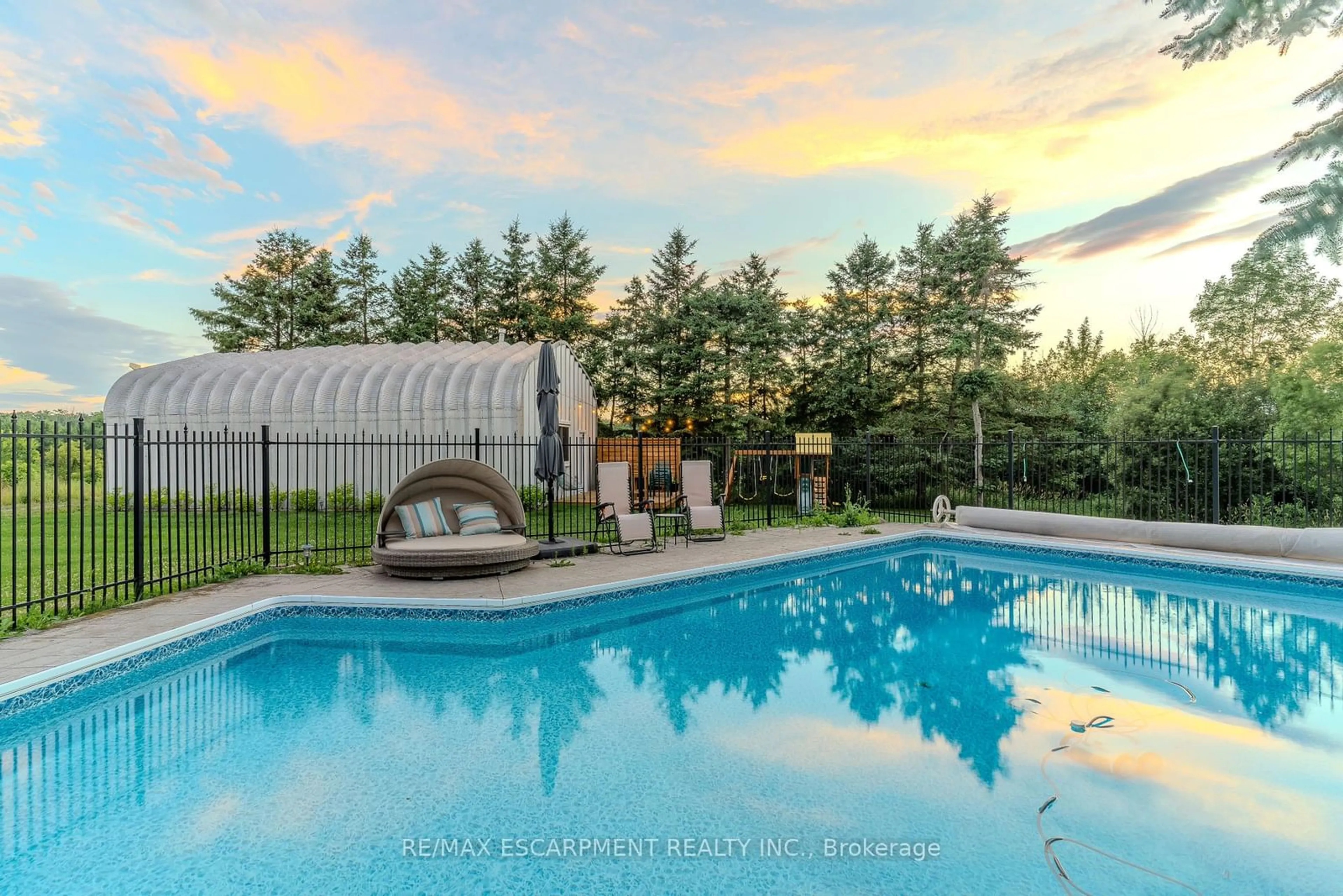 Pool for 440 Fairbrother Rd, Grimsby Ontario L3M 0J9