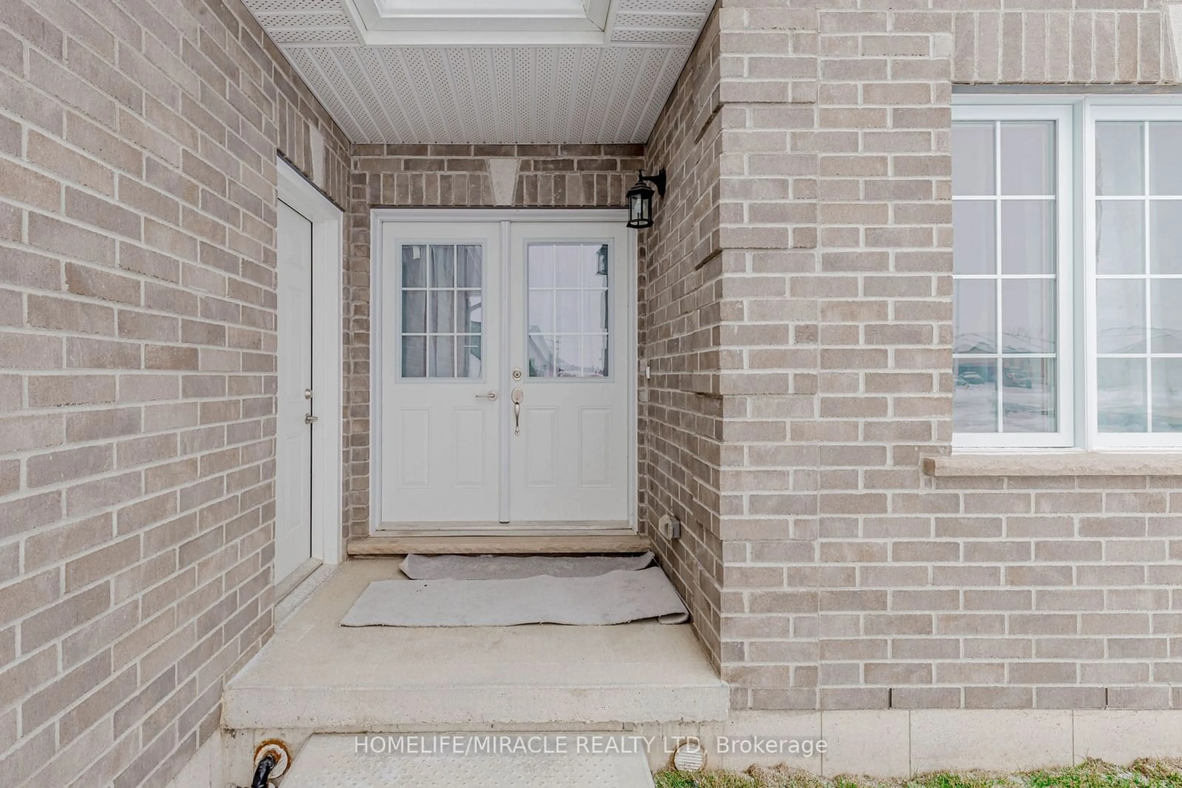 Indoor entryway for 102 Delong Dr, Norwich Ontario N0J 1P0