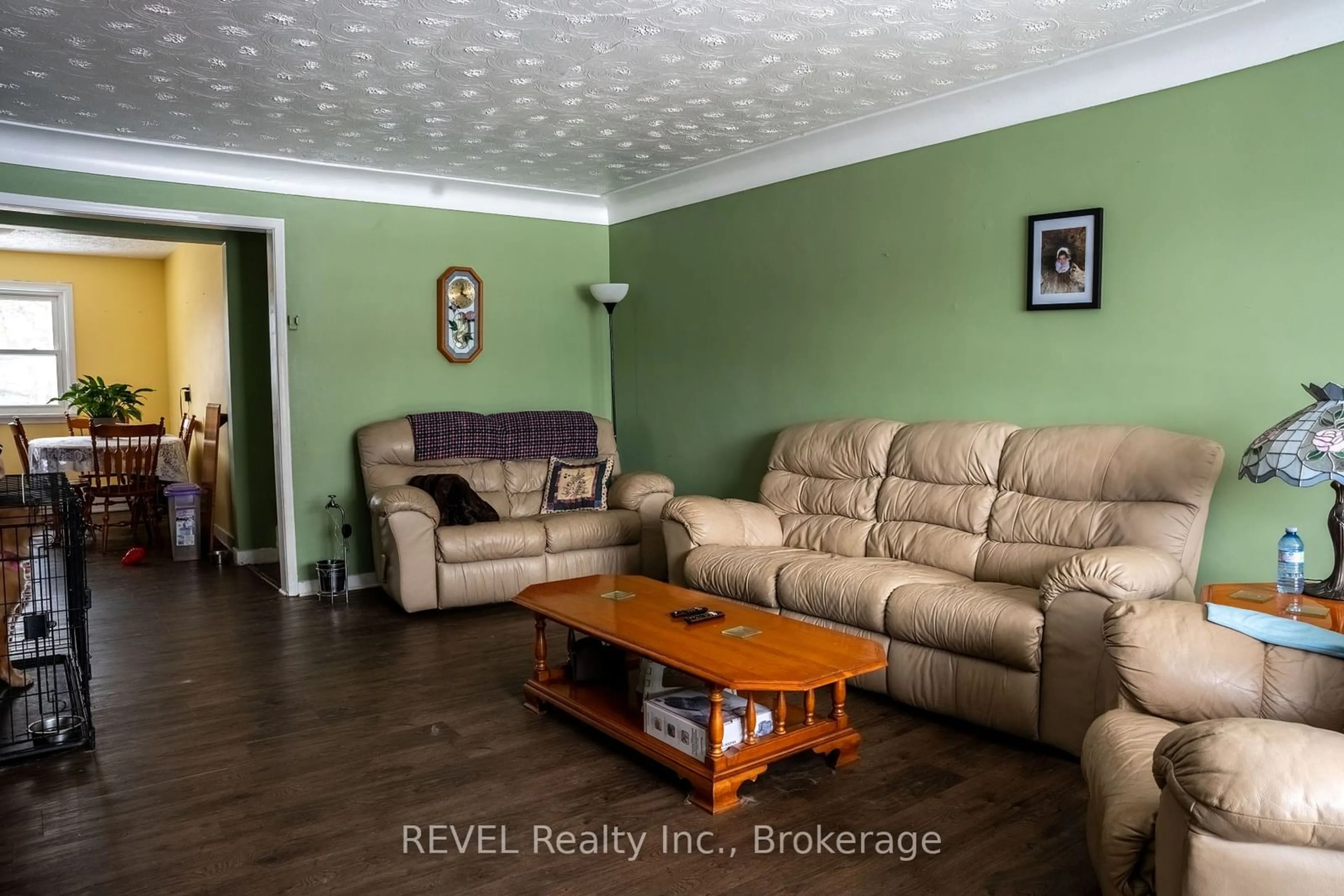 Living room with furniture, wood/laminate floor for 61 Commercial St, Welland Ontario L3B 2P3