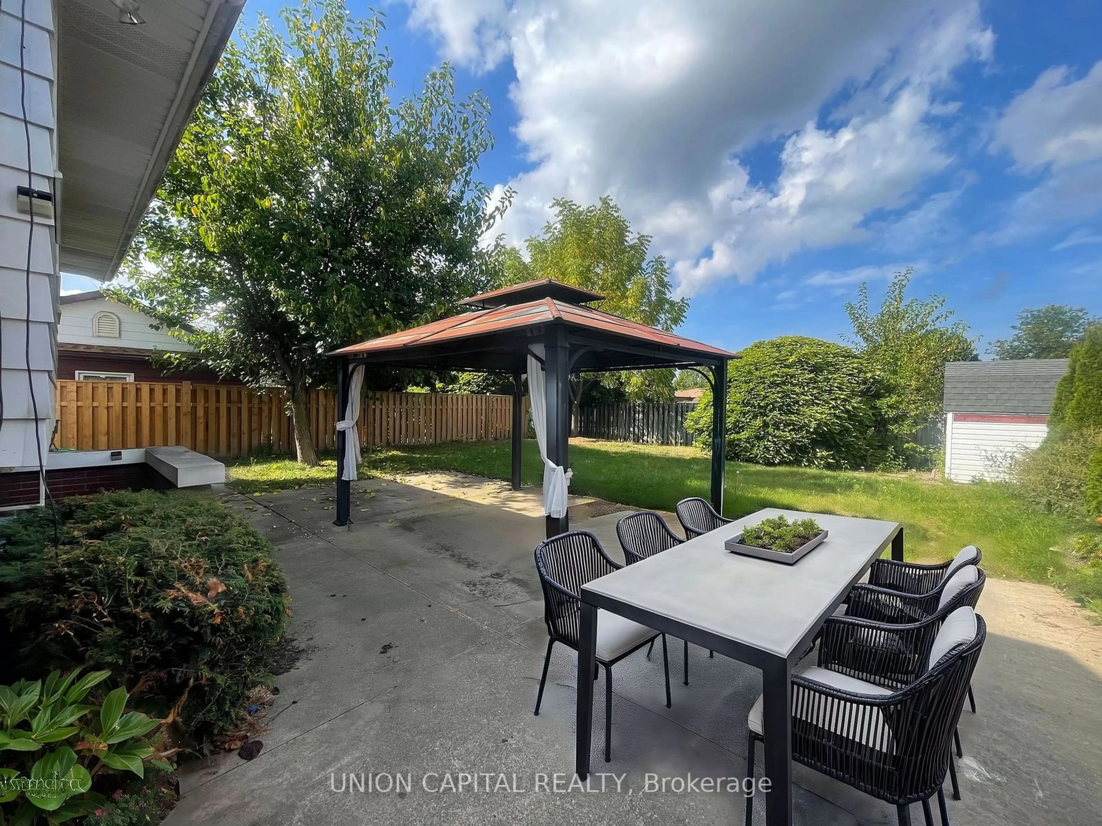 Patio, street for 14 Wychwood Rd, Welland Ontario L3C 5V3