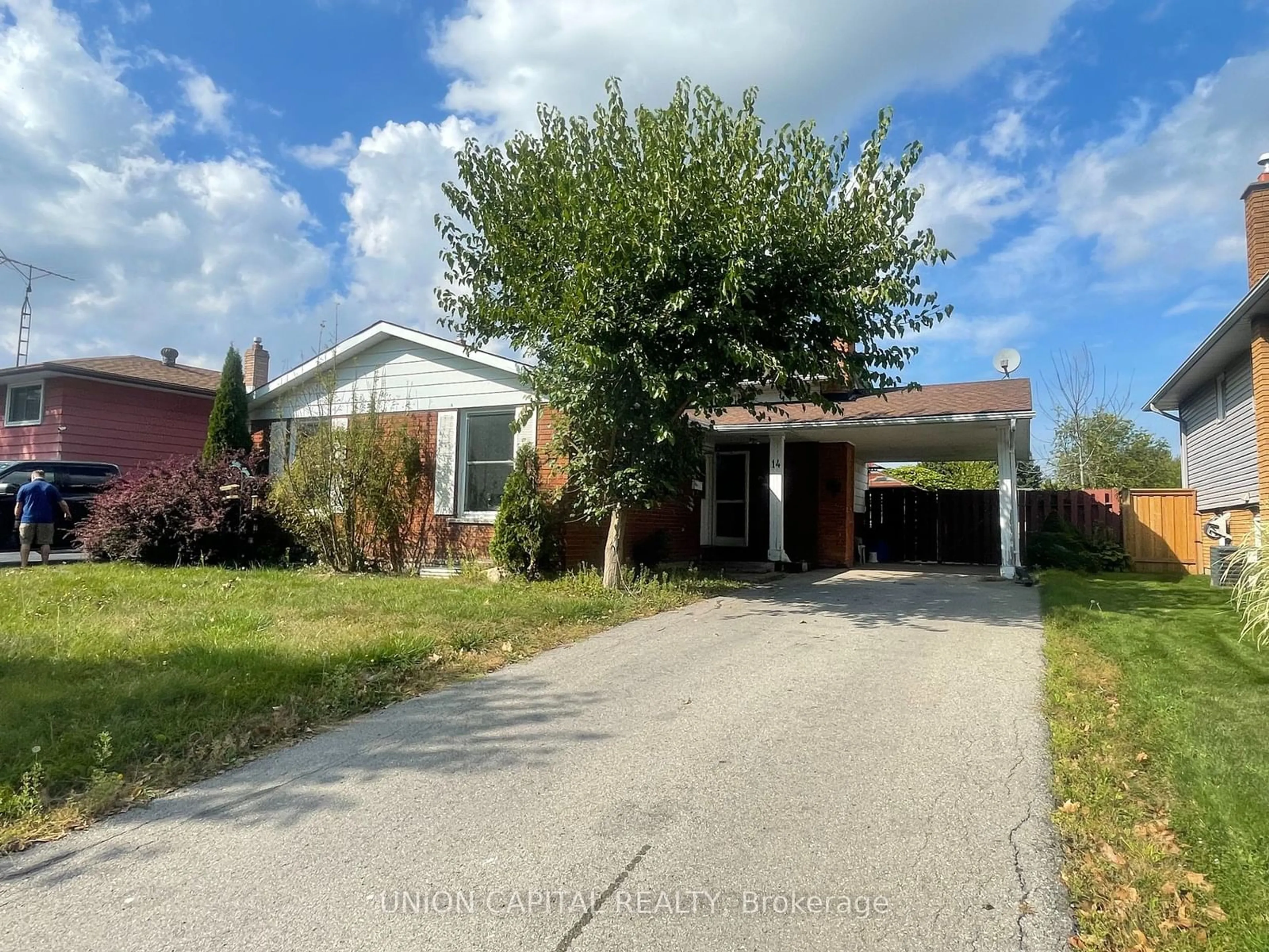 A pic from outside/outdoor area/front of a property/back of a property/a pic from drone, street for 14 Wychwood Rd, Welland Ontario L3C 5V3