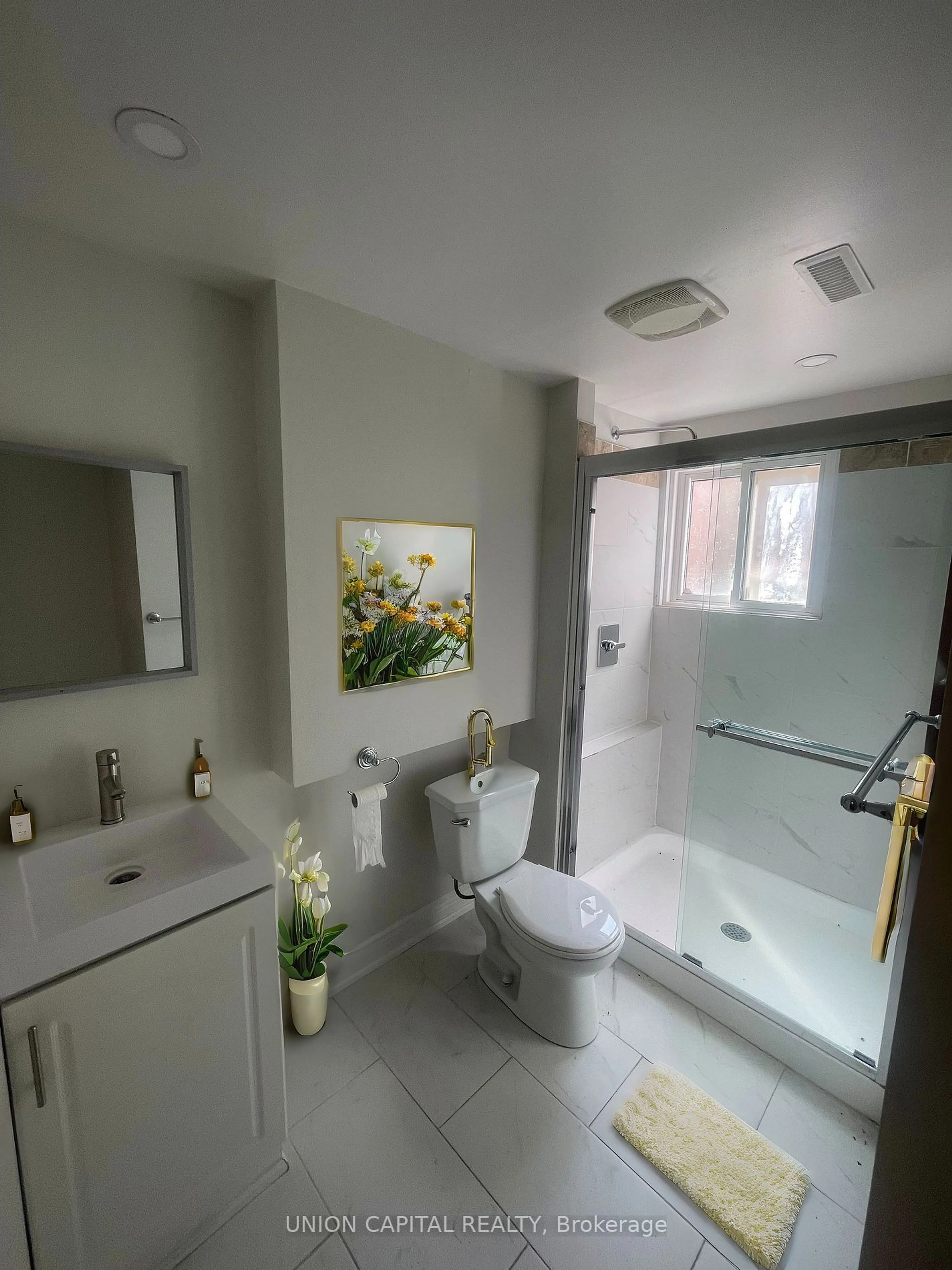 Contemporary bathroom, ceramic/tile floor for 14 Wychwood Rd, Welland Ontario L3C 5V3