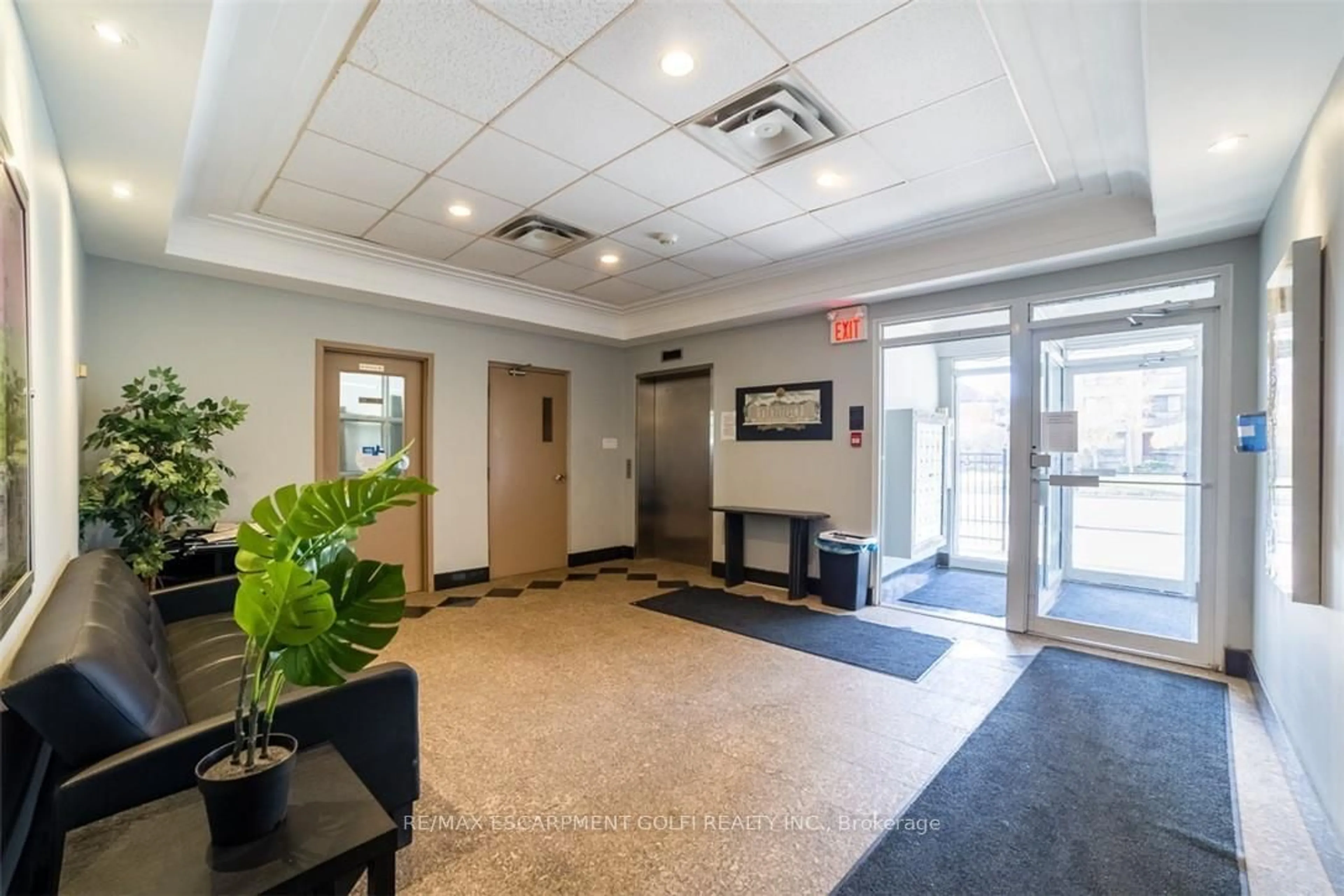 Indoor foyer for 400 York Blvd #302, Hamilton Ontario L8R 3M5