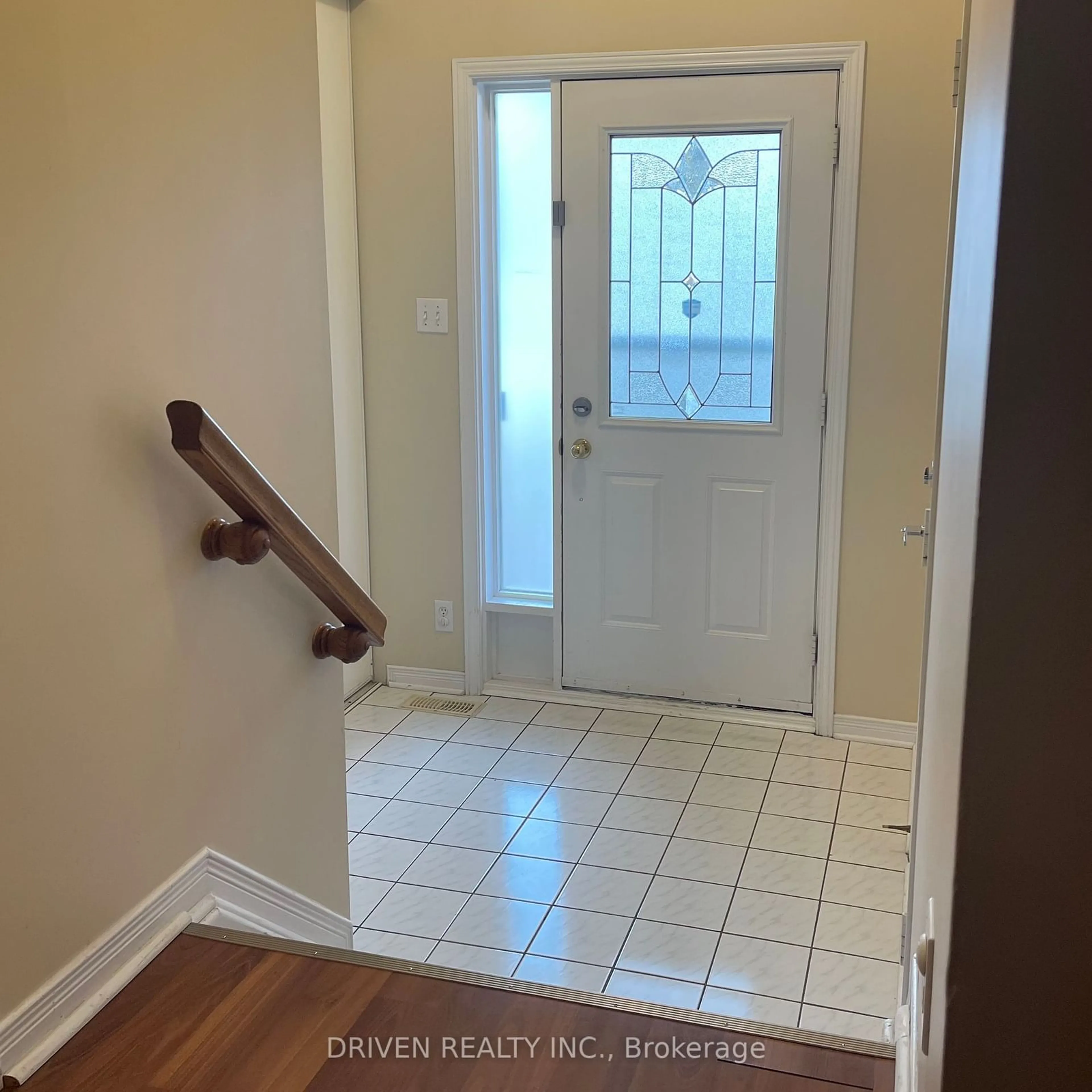 Indoor entryway for 10 Piper Cres, Kanata Ontario K2K 2S8