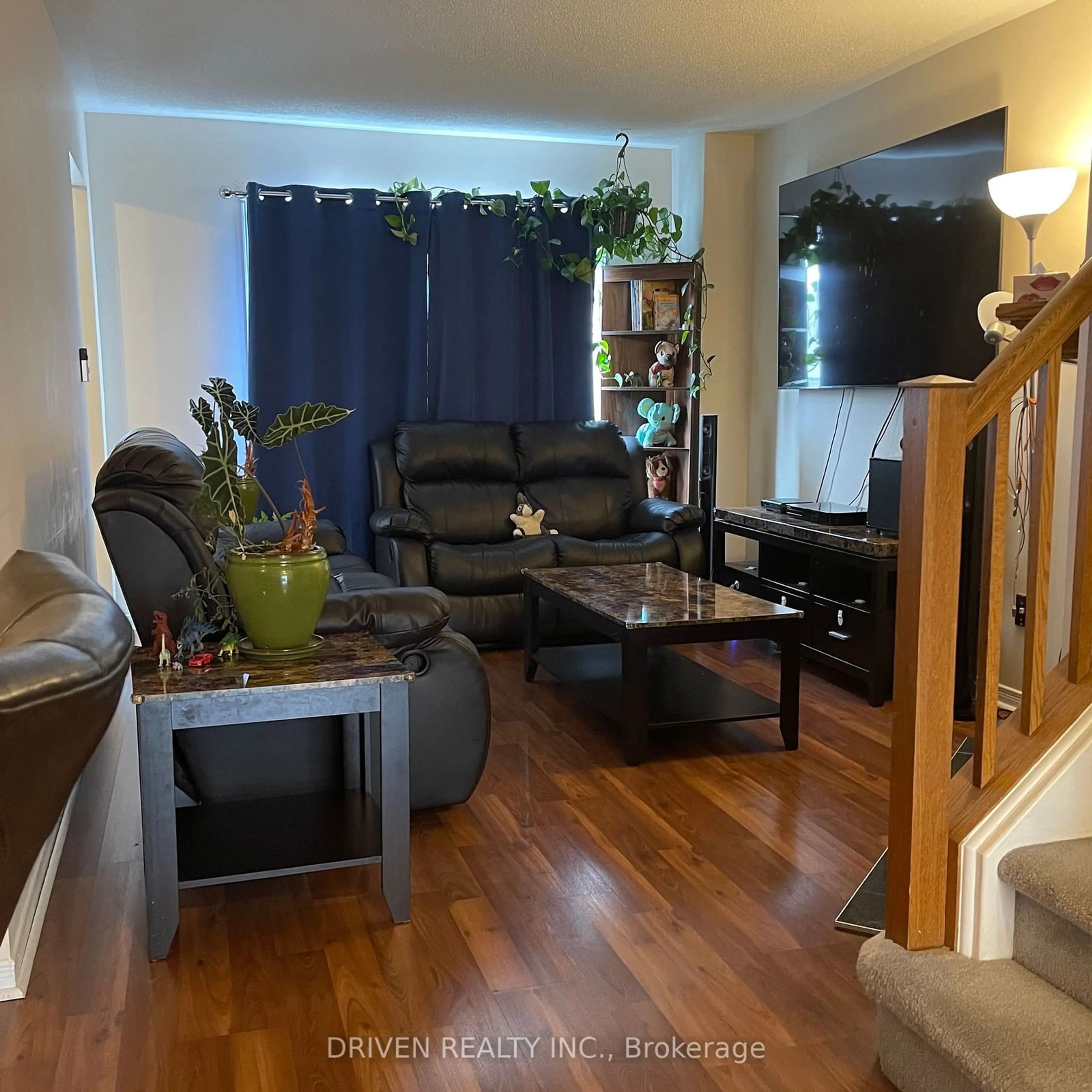 Living room with furniture, wood/laminate floor for 10 Piper Cres, Kanata Ontario K2K 2S8