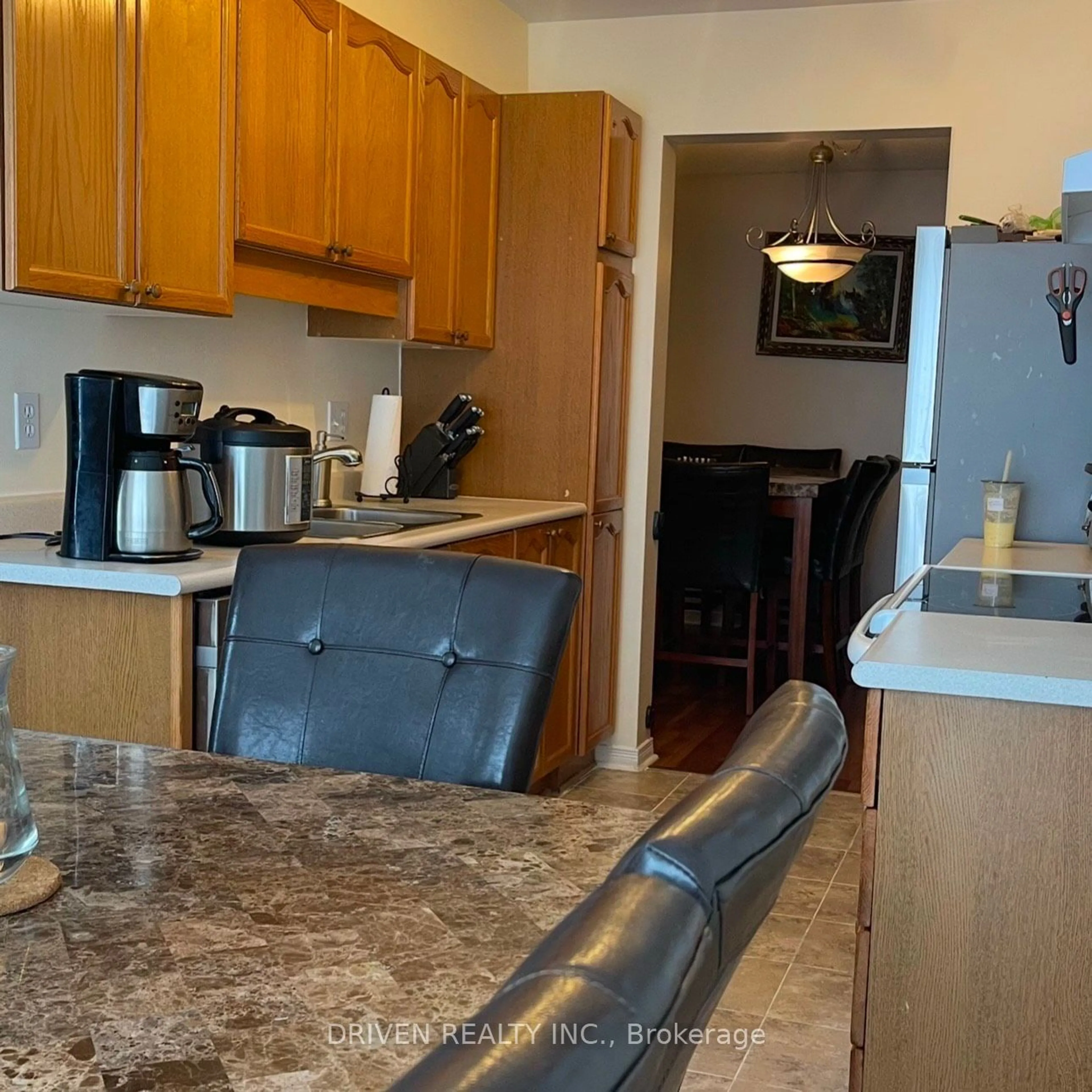 Standard kitchen, unknown for 10 Piper Cres, Kanata Ontario K2K 2S8
