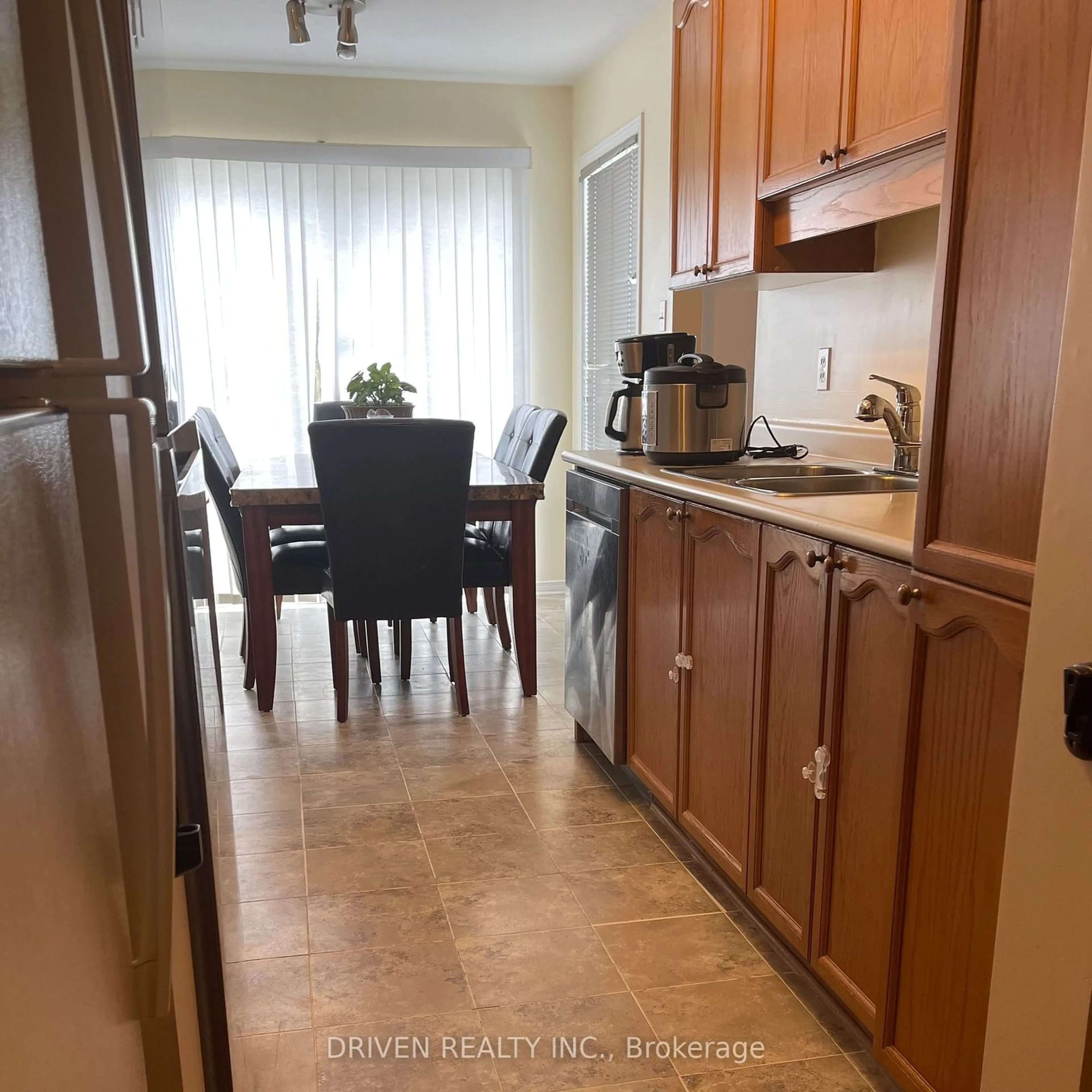Standard kitchen, ceramic/tile floor for 10 Piper Cres, Kanata Ontario K2K 2S8