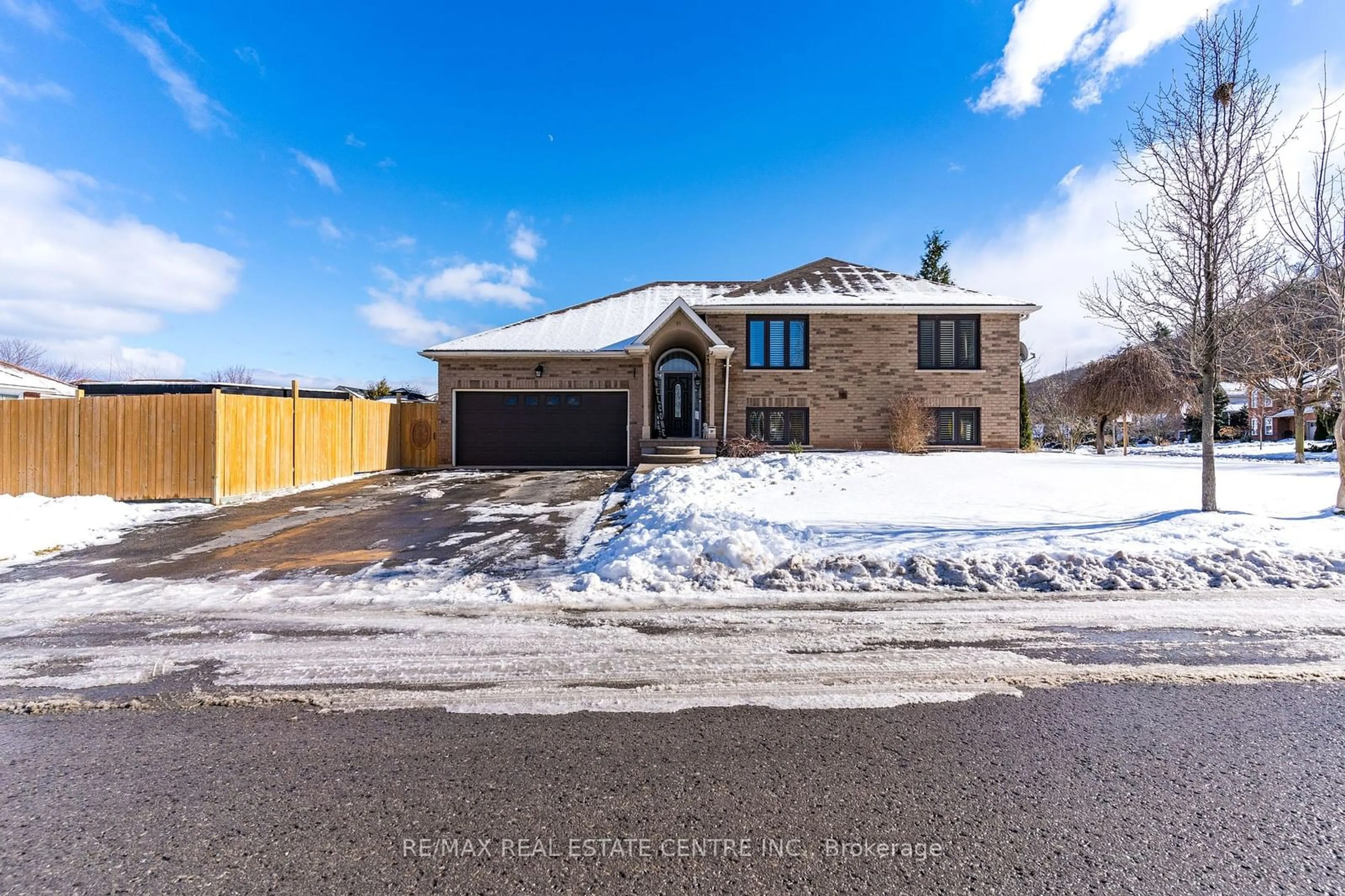 Home with brick exterior material, street for 91 Hedge Lawn Dr, Grimsby Ontario L3M 5H4