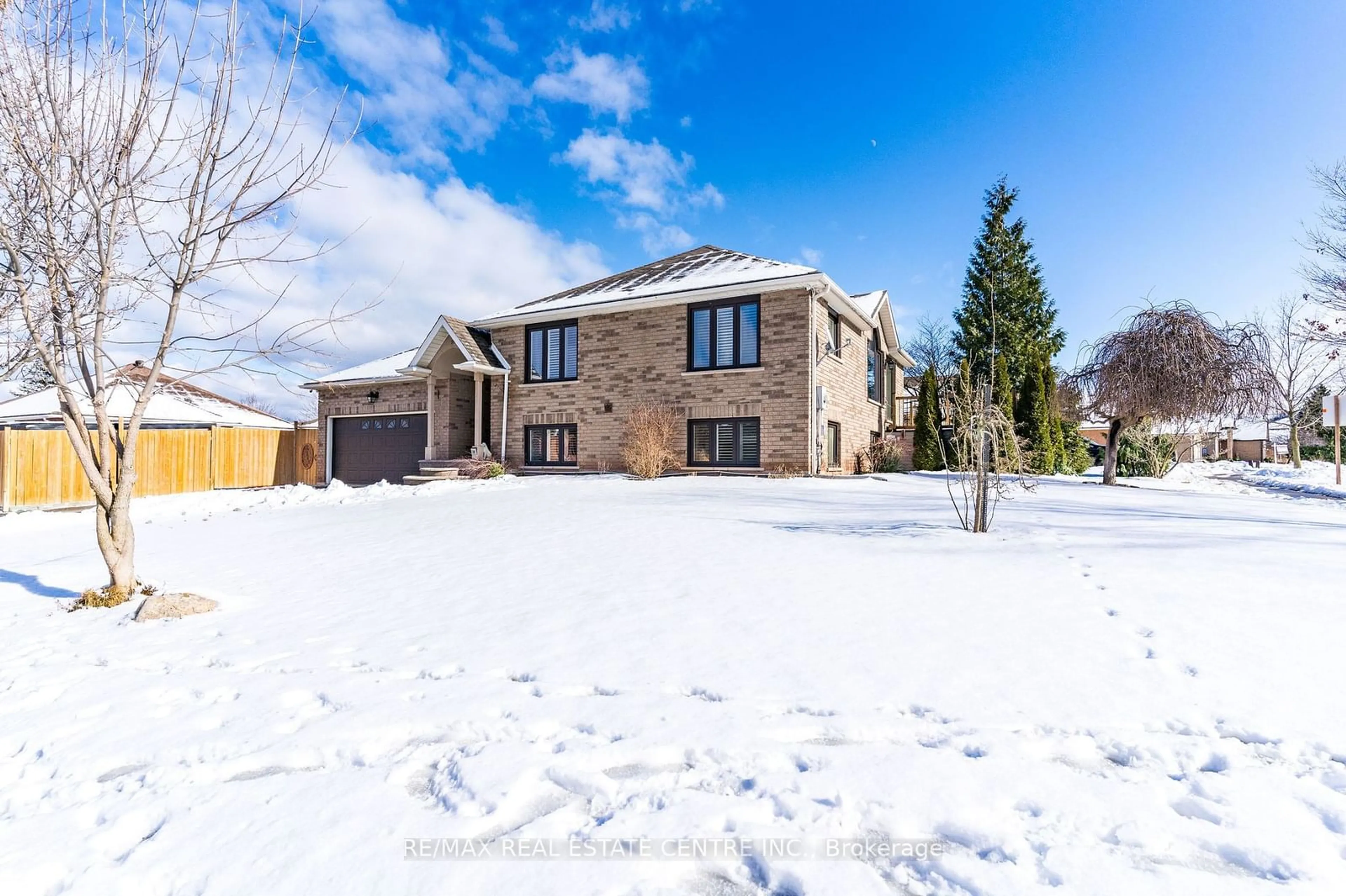 A pic from outside/outdoor area/front of a property/back of a property/a pic from drone, street for 91 Hedge Lawn Dr, Grimsby Ontario L3M 5H4