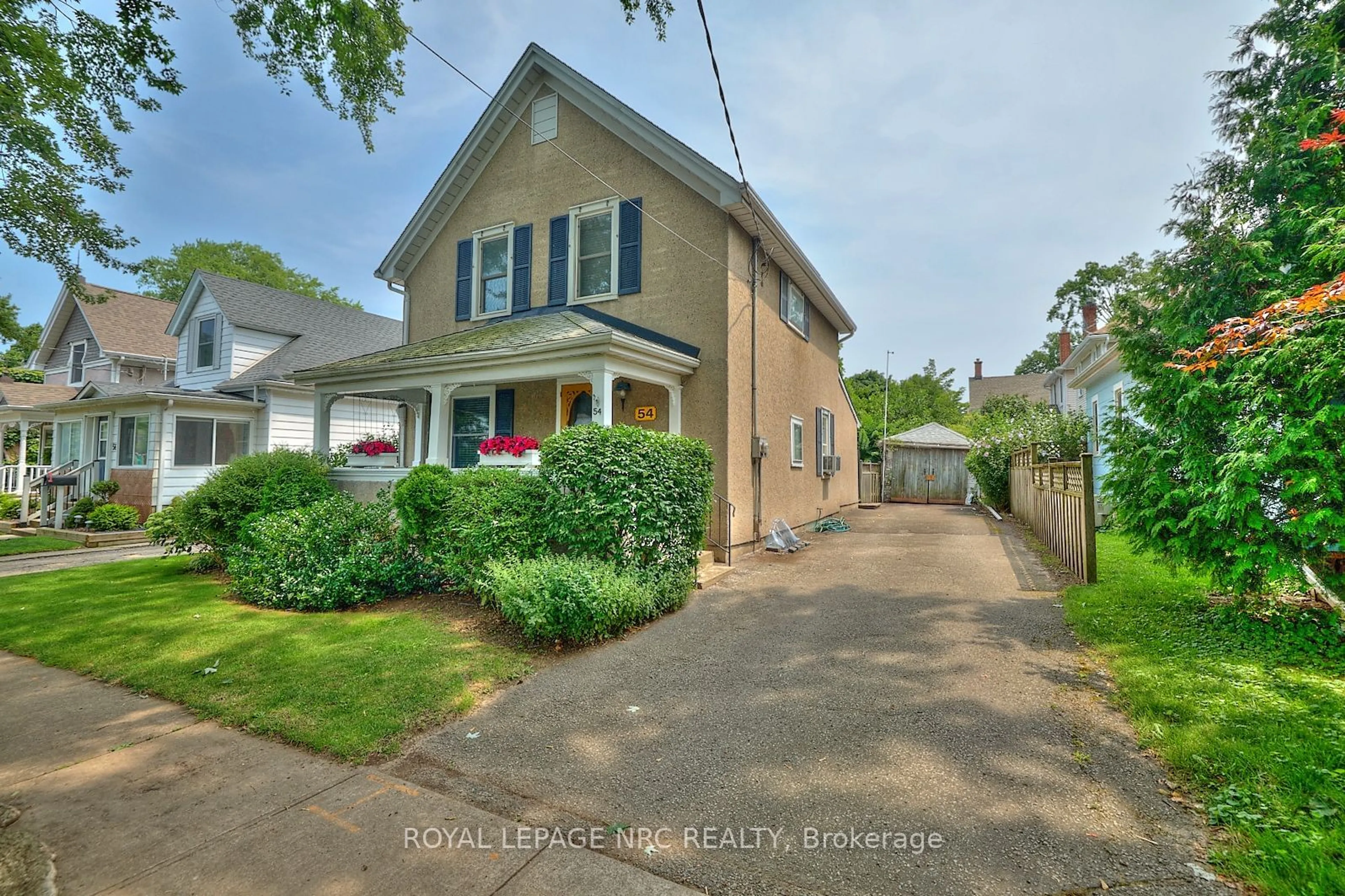 A pic from outside/outdoor area/front of a property/back of a property/a pic from drone, street for 54 HENRY St, St. Catharines Ontario L2R 5T9