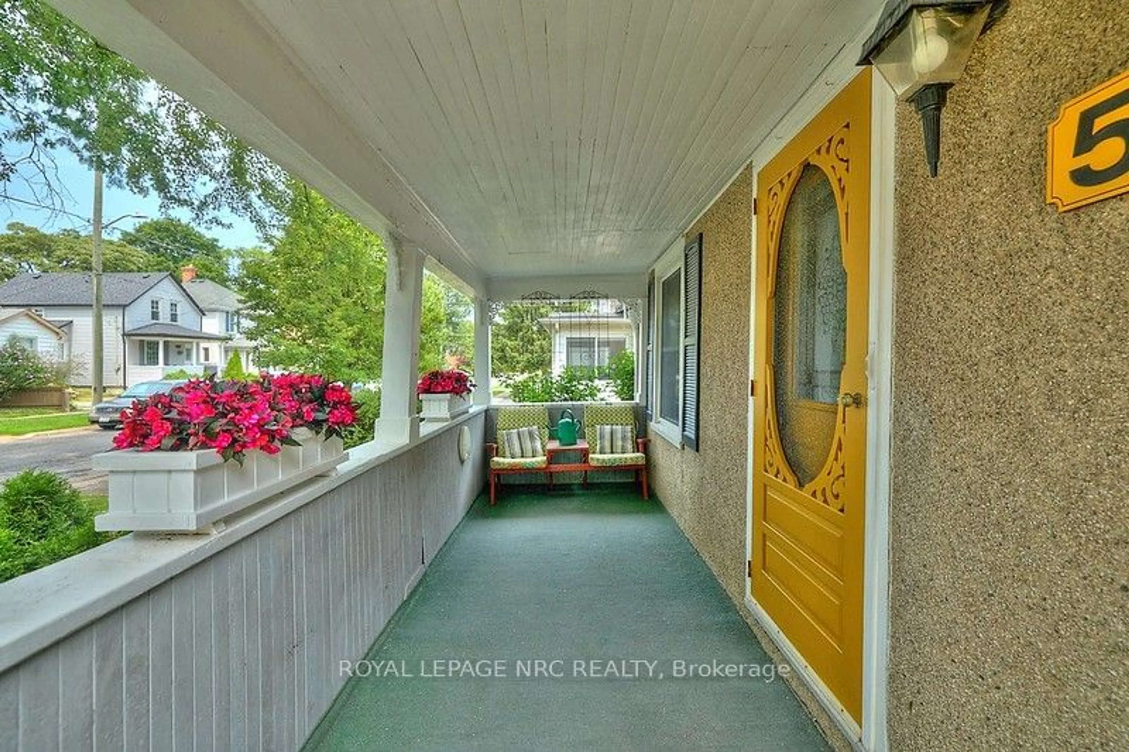 Indoor entryway for 54 HENRY St, St. Catharines Ontario L2R 5T9