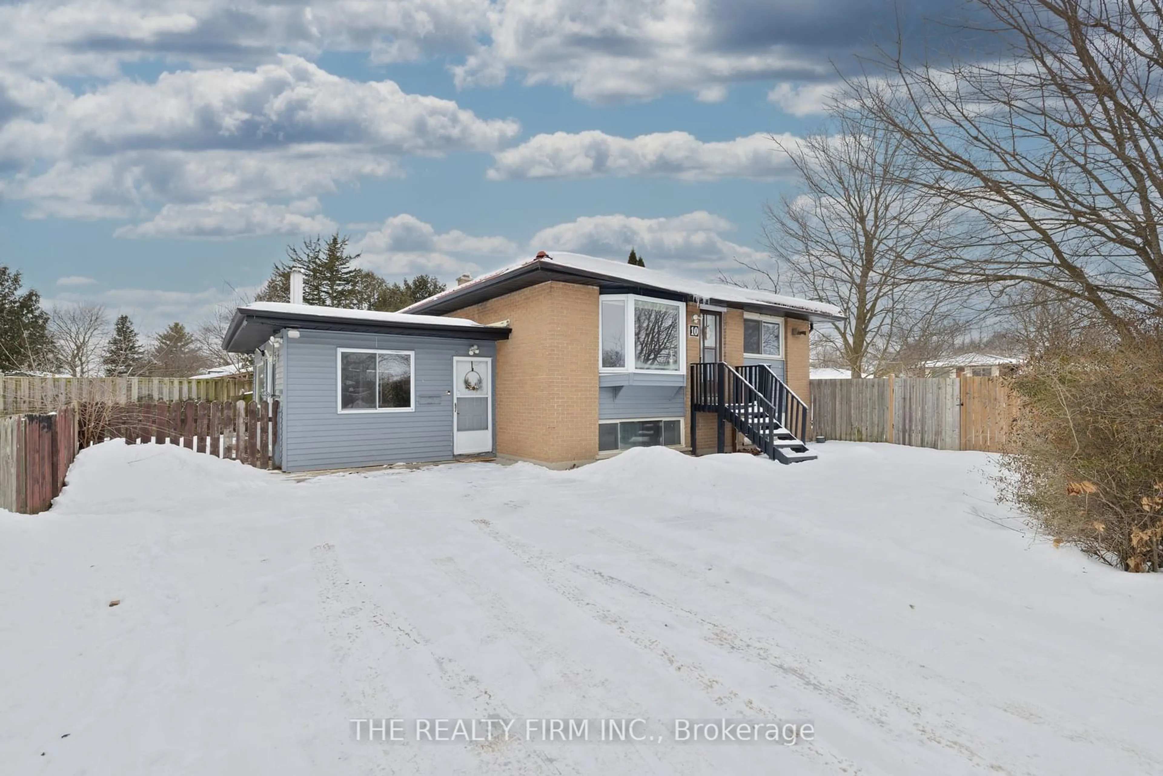 A pic from outside/outdoor area/front of a property/back of a property/a pic from drone, street for 10 Pawnee Cres, London Ontario N5V 2T3