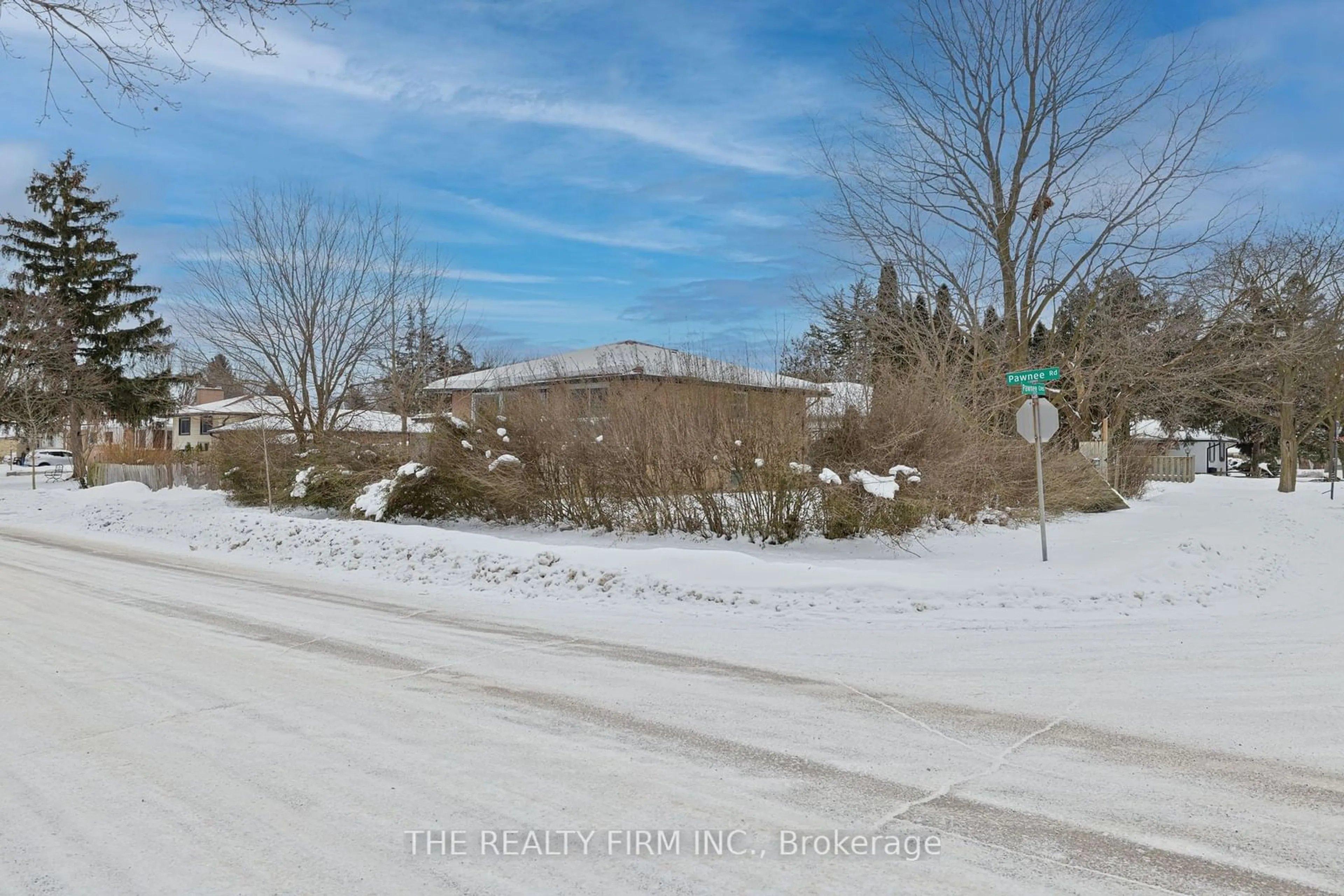 A pic from outside/outdoor area/front of a property/back of a property/a pic from drone, street for 10 Pawnee Cres, London Ontario N5V 2T3