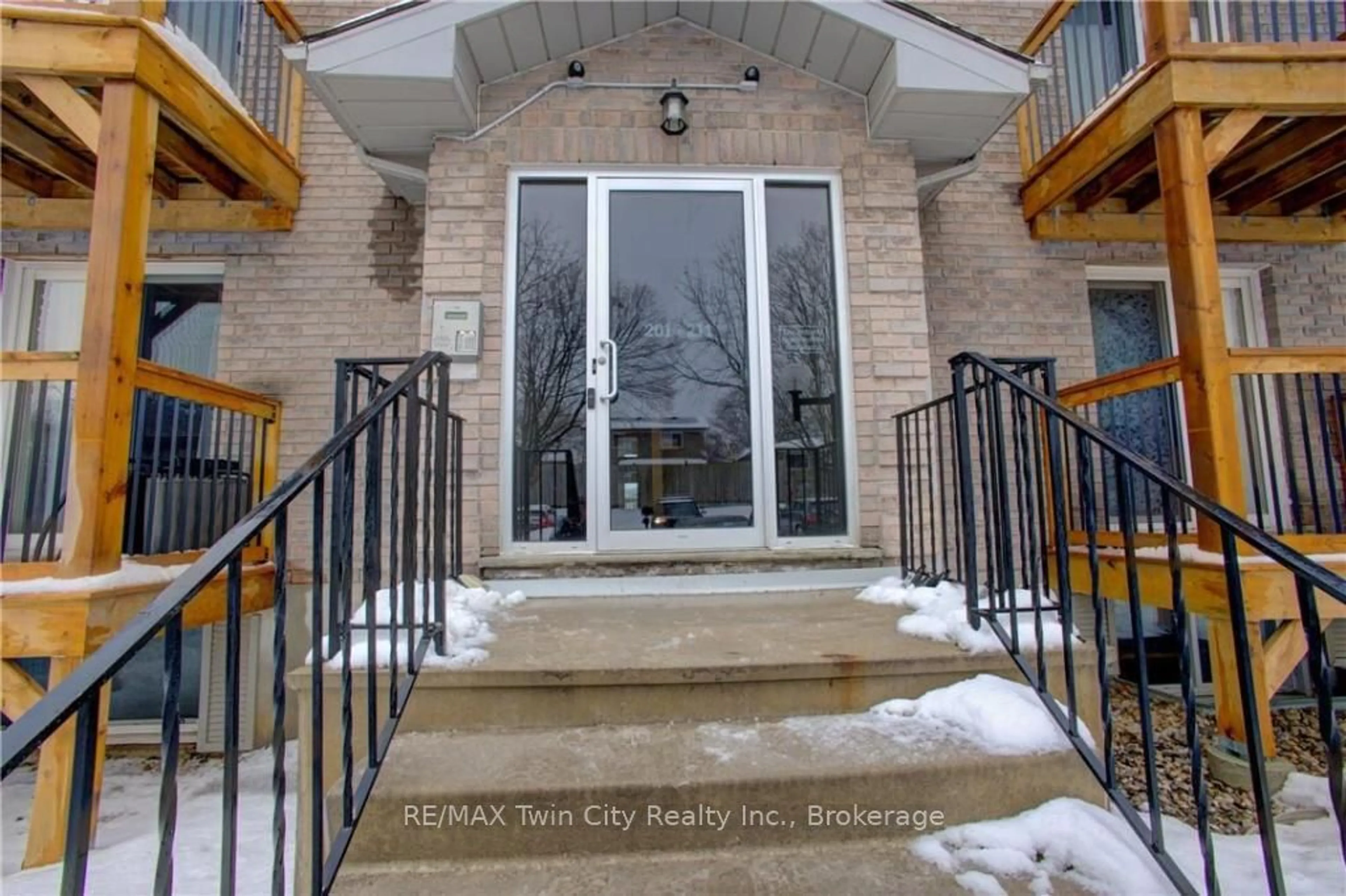 Indoor entryway for 266 Overlea Dr #210, Kitchener Ontario N2M 5N2