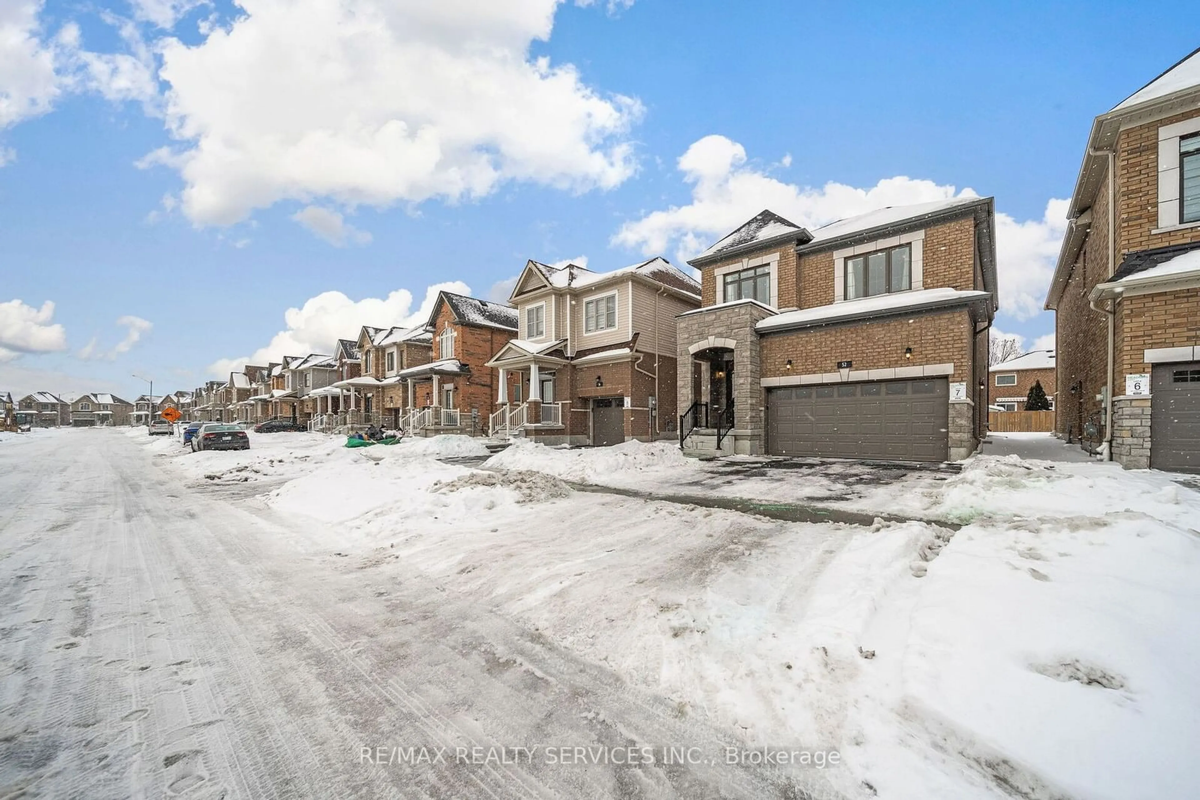 A pic from outside/outdoor area/front of a property/back of a property/a pic from drone, street for 52 Lumb Dr, Cambridge Ontario N1T 1W6