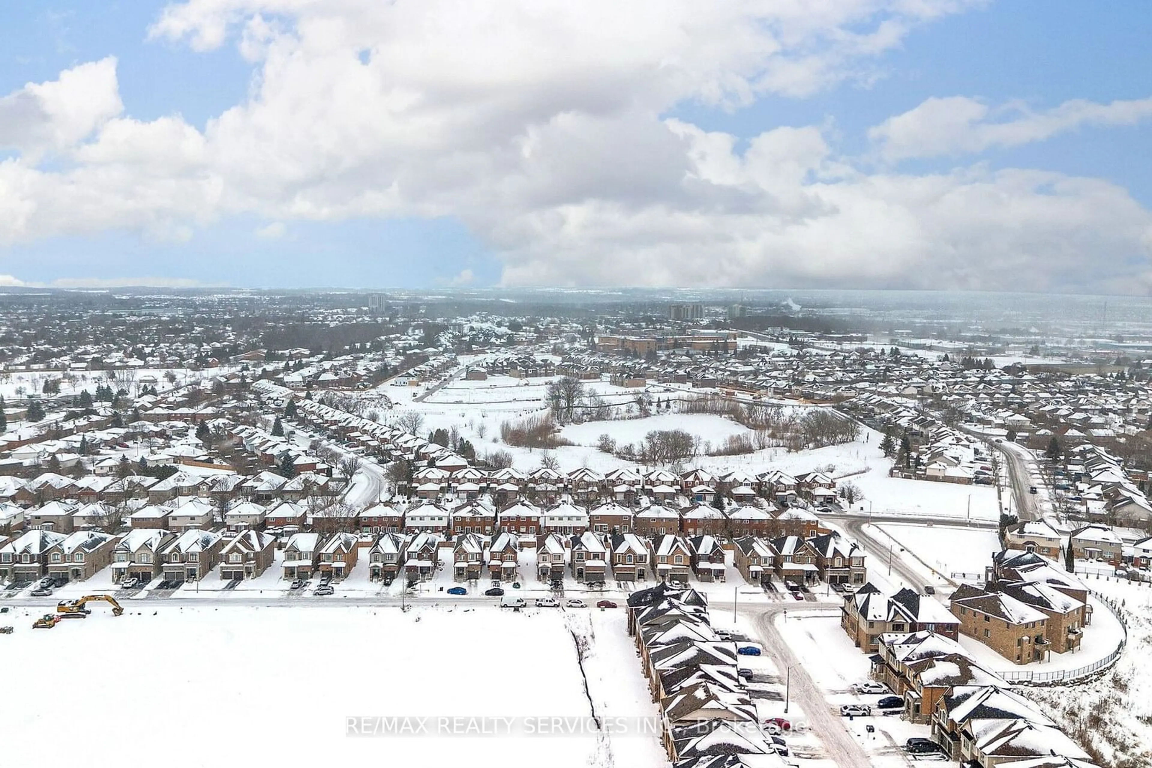 A pic from outside/outdoor area/front of a property/back of a property/a pic from drone, street for 52 Lumb Dr, Cambridge Ontario N1T 1W6