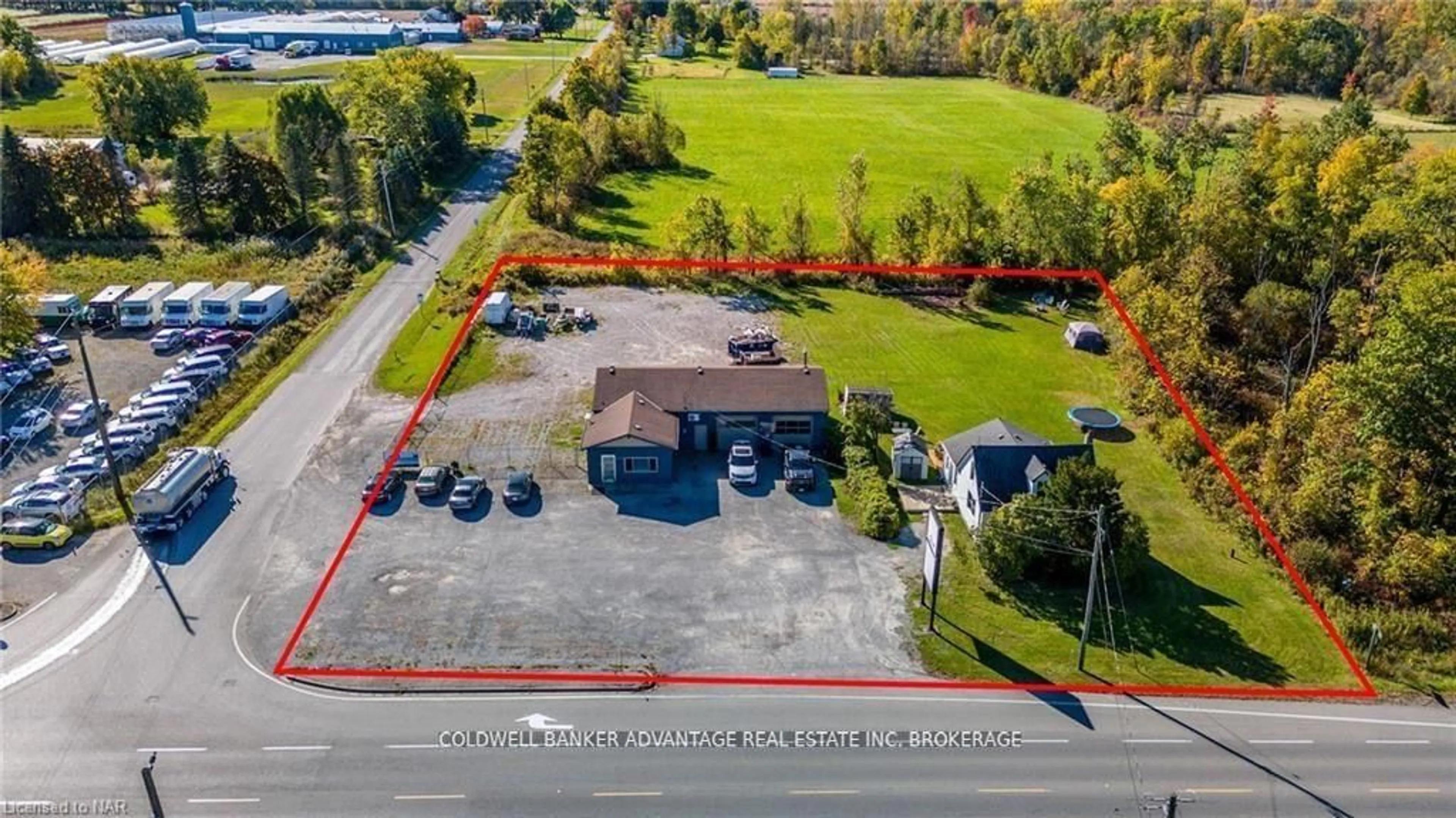 A pic from outside/outdoor area/front of a property/back of a property/a pic from drone, building for 802 Highway 20, Pelham Ontario L0S 1C0