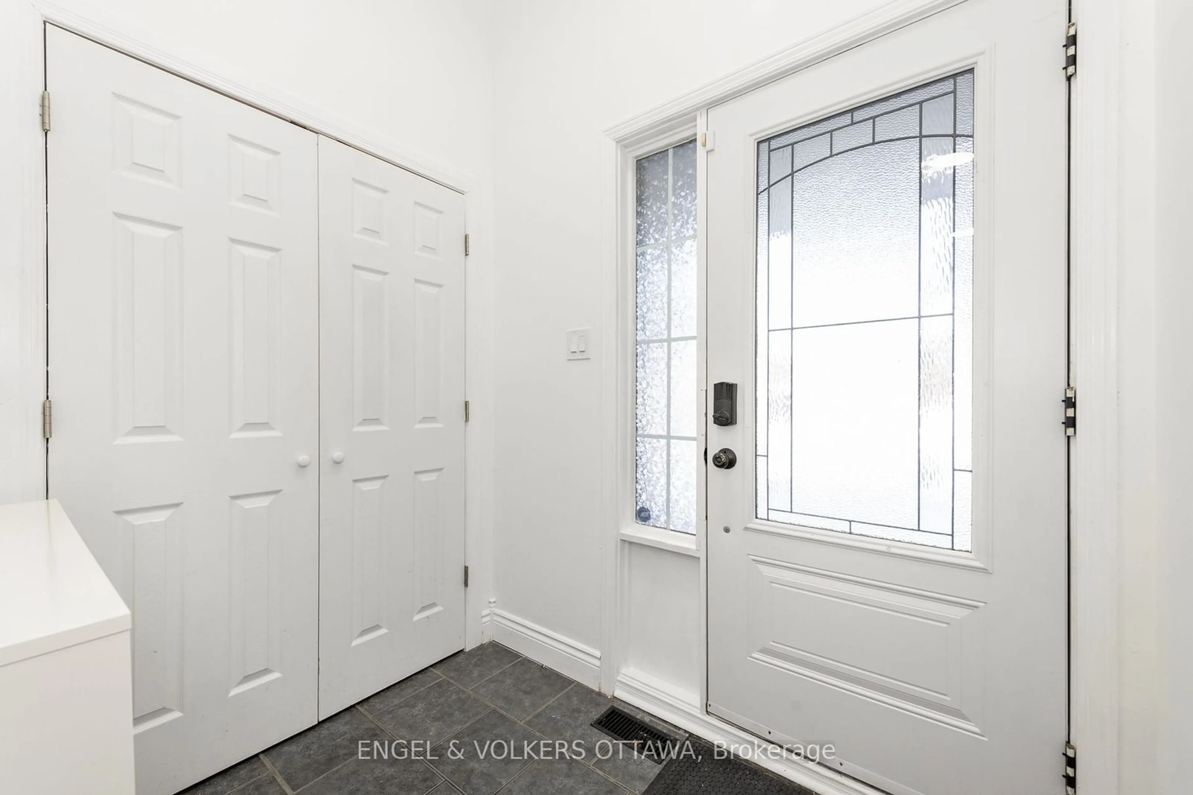 Indoor entryway for 46 Deerchase Crt, Kanata Ontario K2M 2R1