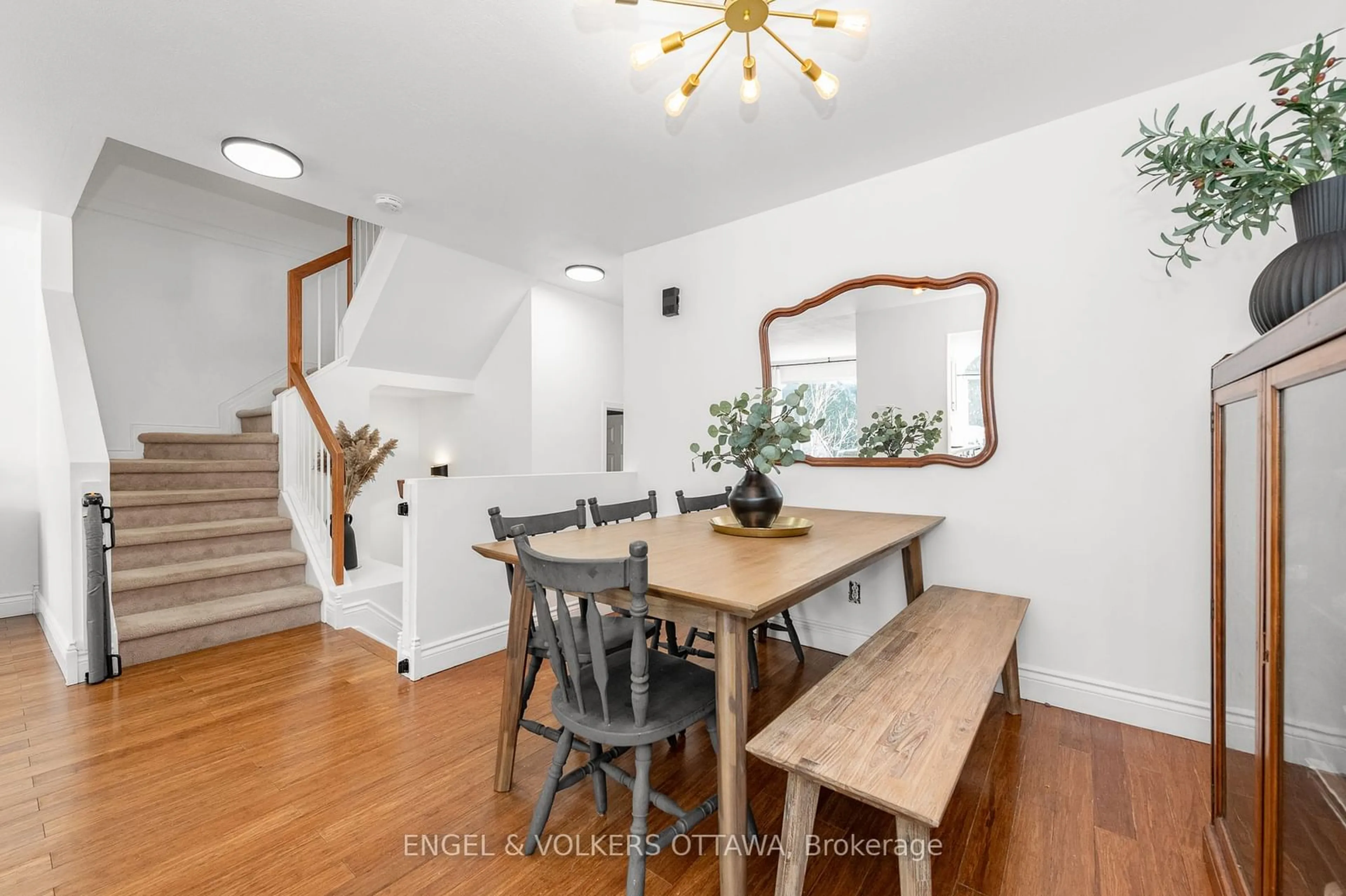 Dining room, wood/laminate floor for 46 Deerchase Crt, Kanata Ontario K2M 2R1