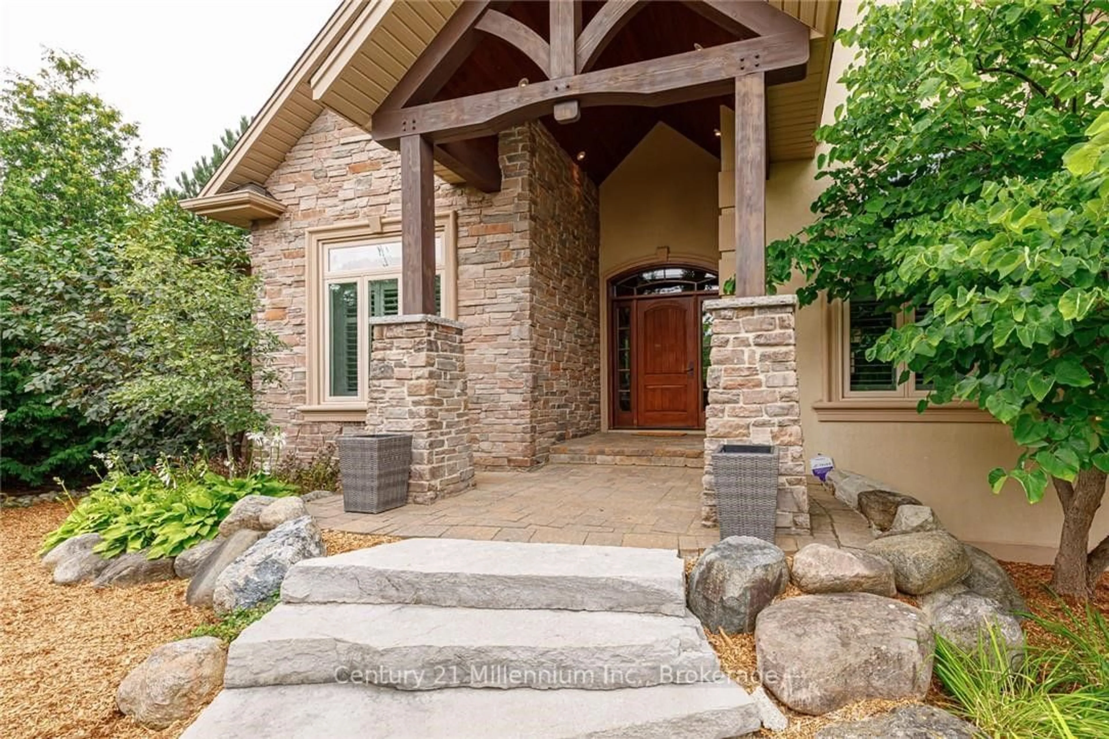 Indoor entryway for 112 Cortina Cres, Blue Mountains Ontario L9Y 0S9