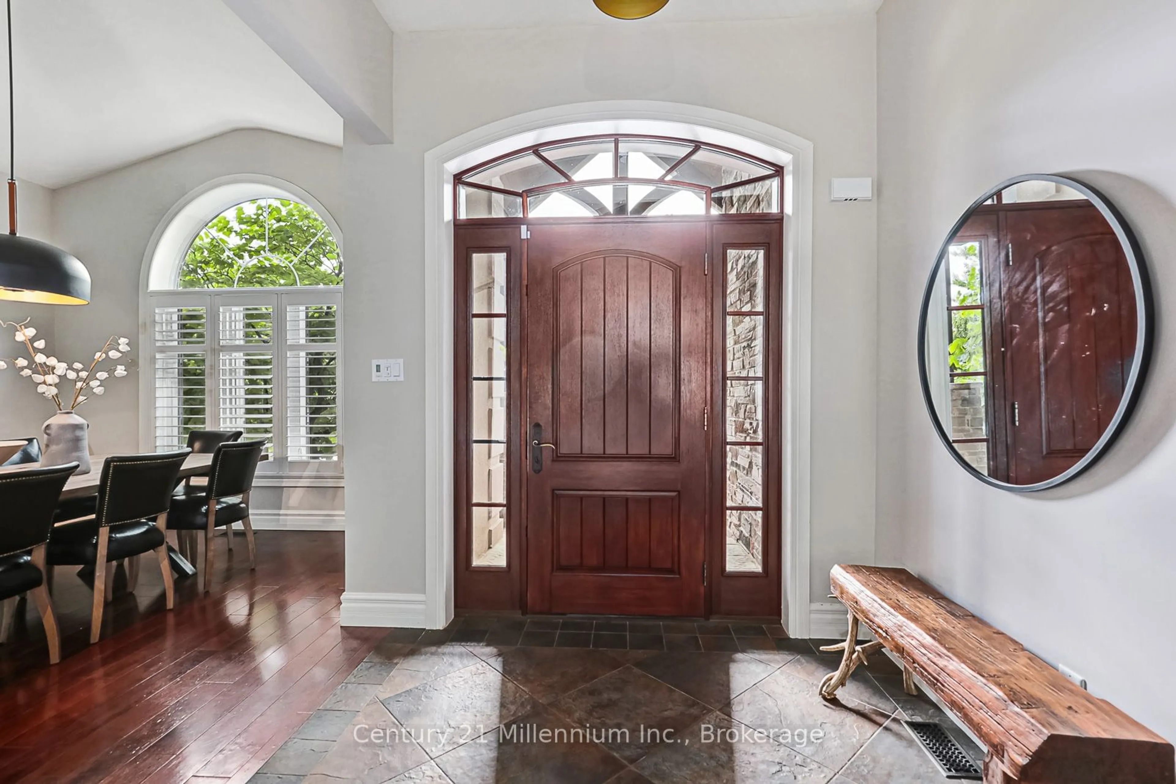 Indoor entryway for 112 Cortina Cres, Blue Mountains Ontario L9Y 0S9