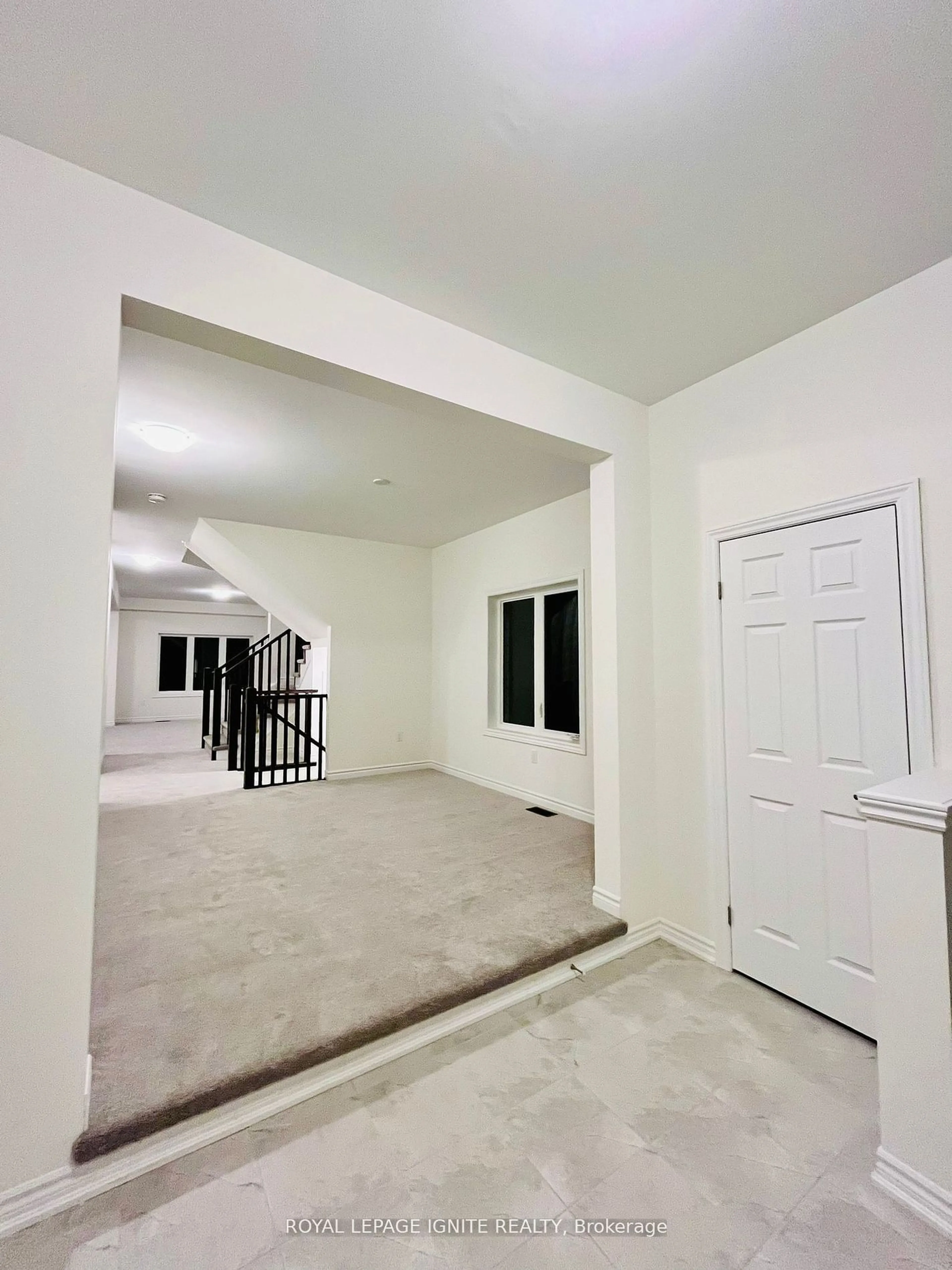 Indoor foyer for 18 Tooker Dr, Brantford Ontario N3V 0B6