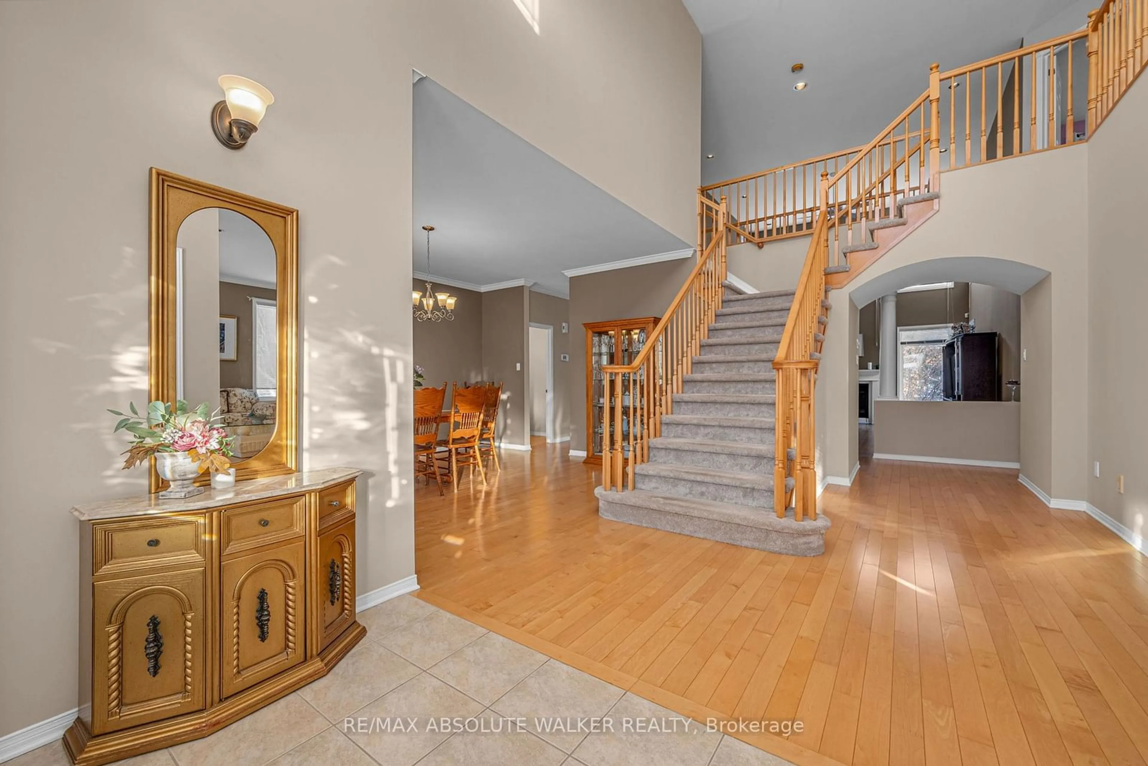 Indoor foyer for 68 Tradewinds Dr, Barrhaven Ontario K2G 6Y8