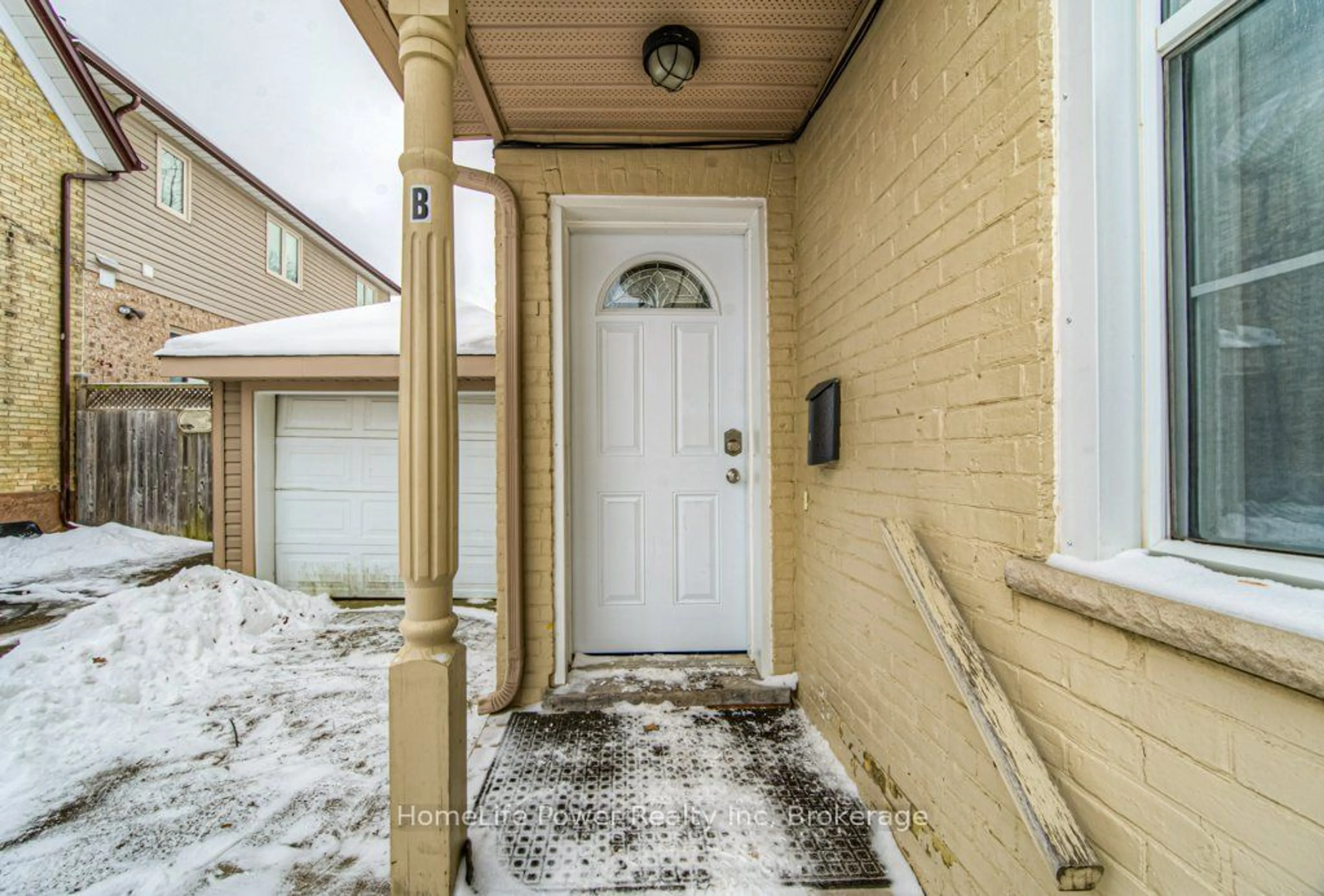 Indoor entryway for 67 Wellington St, Kitchener Ontario N2H 5J5