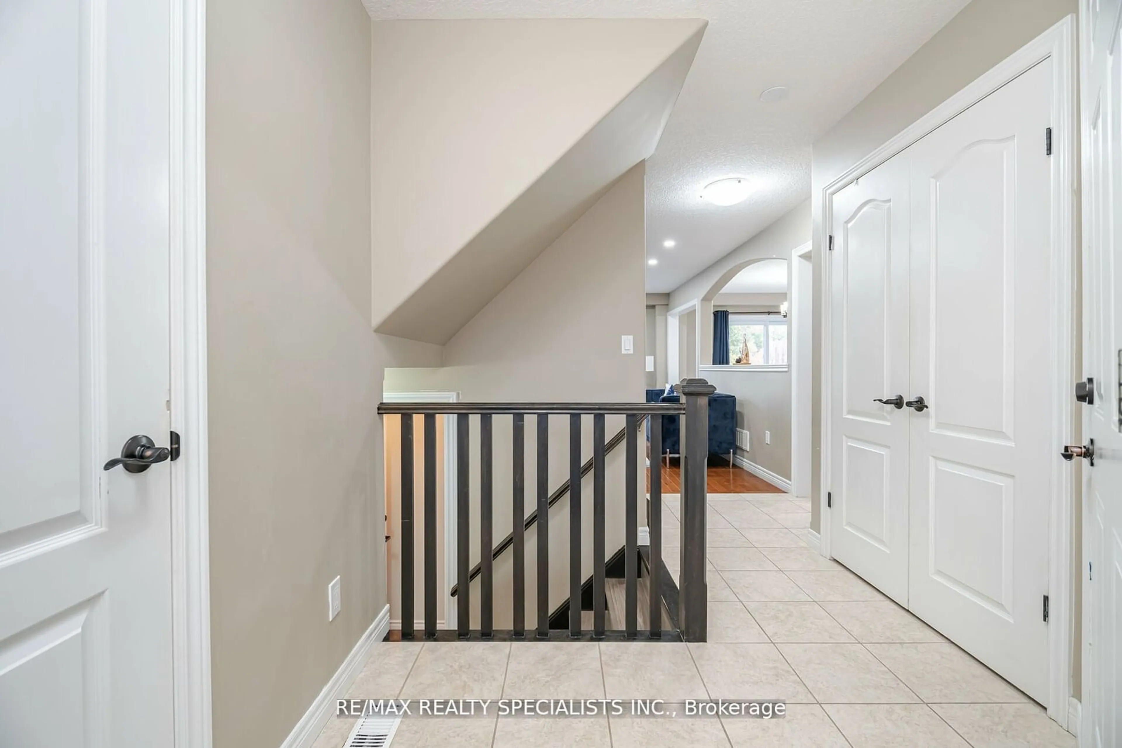 Indoor entryway for 90 Alderson Dr #6, Cambridge Ontario N3C 0E4