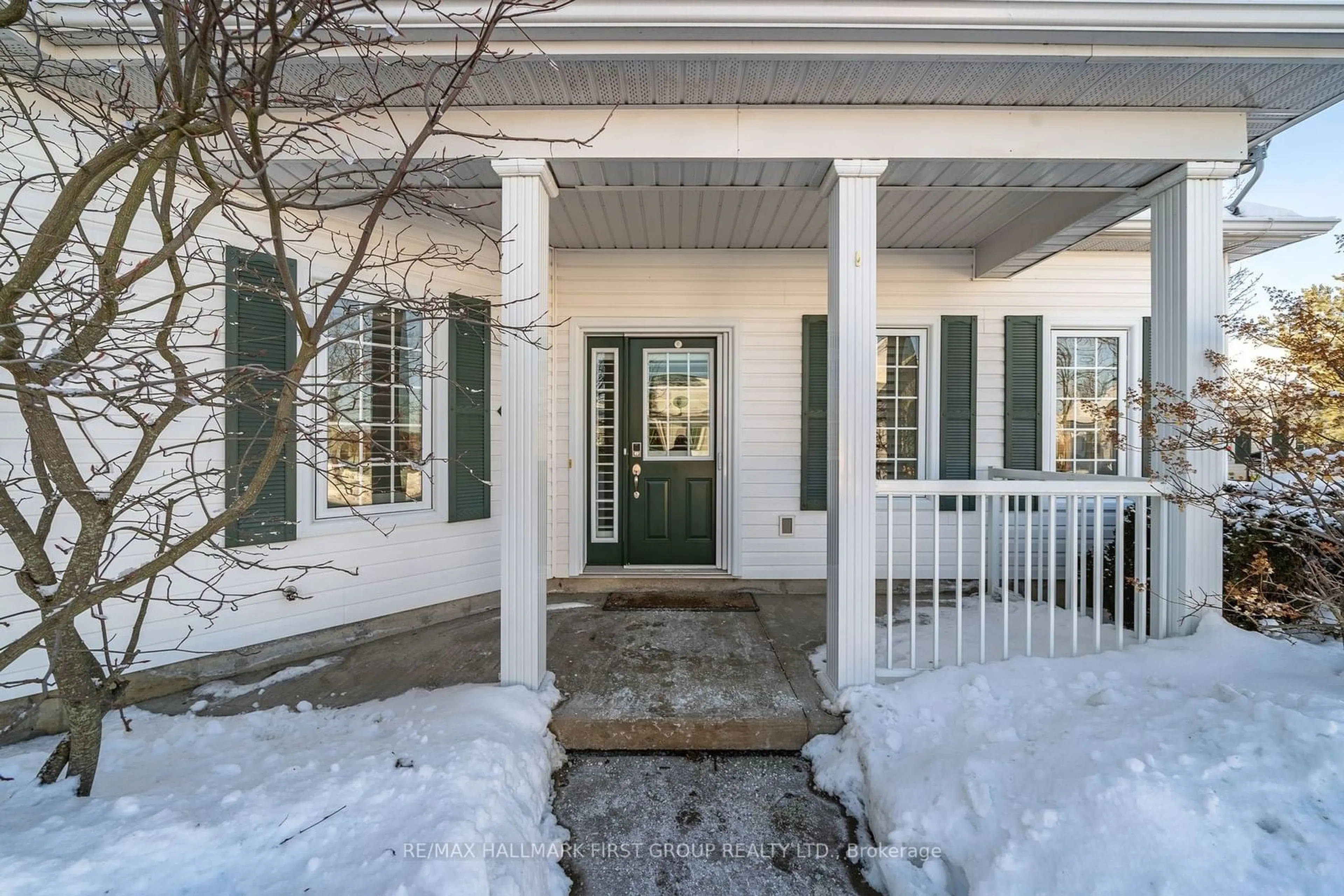 Indoor entryway for 325 Densmore Rd #1203, Cobourg Ontario K9A 0E4