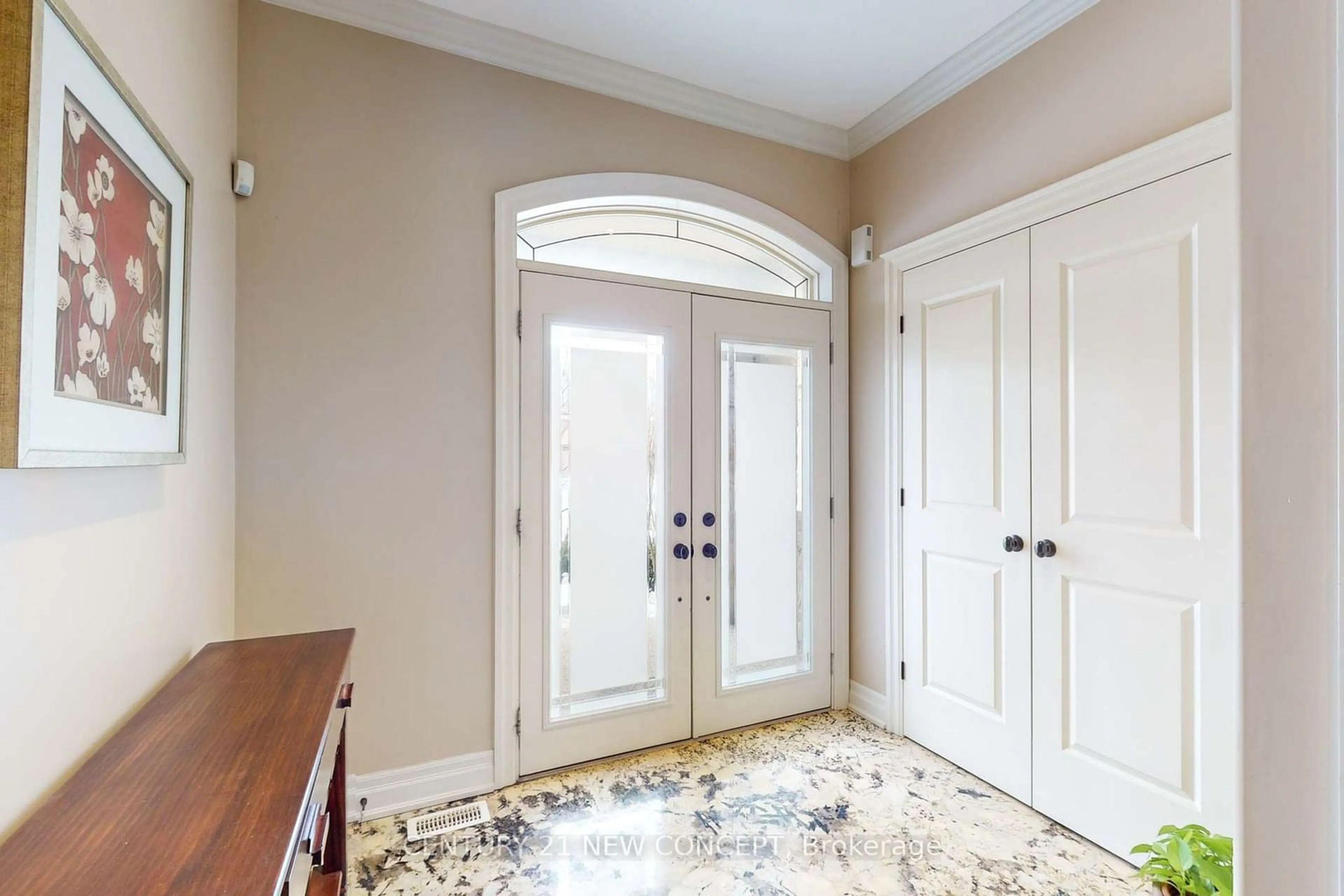 Indoor entryway for 508 Valridge Dr, Hamilton Ontario L9G 0A9