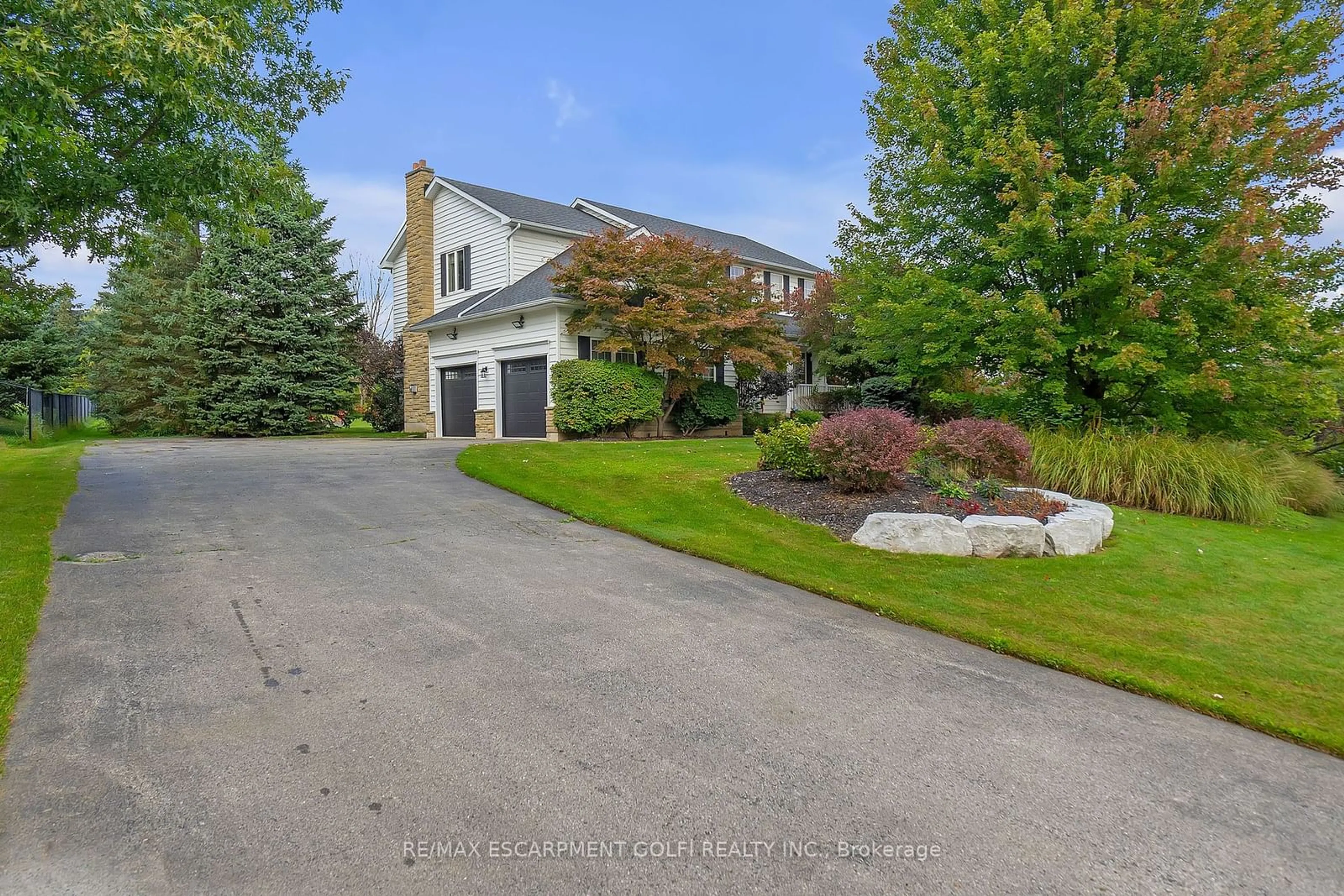 A pic from outside/outdoor area/front of a property/back of a property/a pic from drone, street for 5 Bridle St, Hamilton Ontario L8B 0Z6