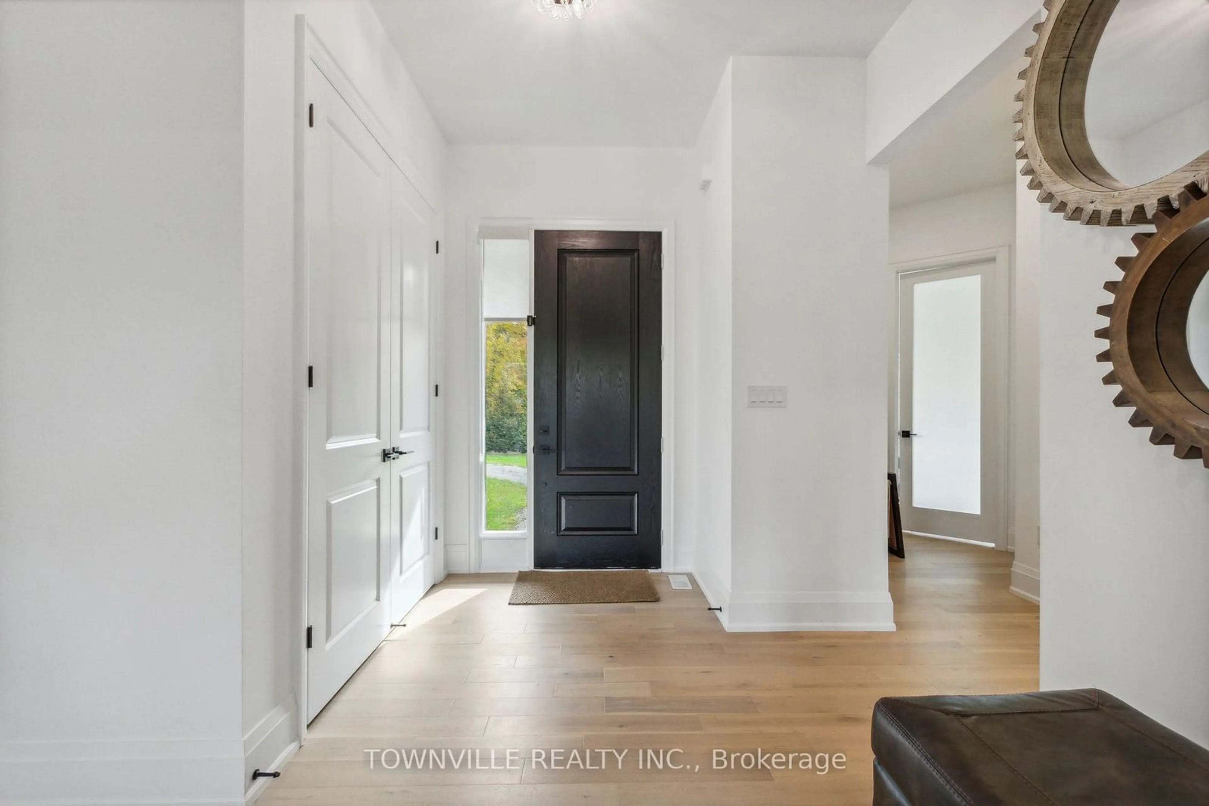 Indoor entryway for 9042 Sideroad 10, Erin Ontario L7J 2L8