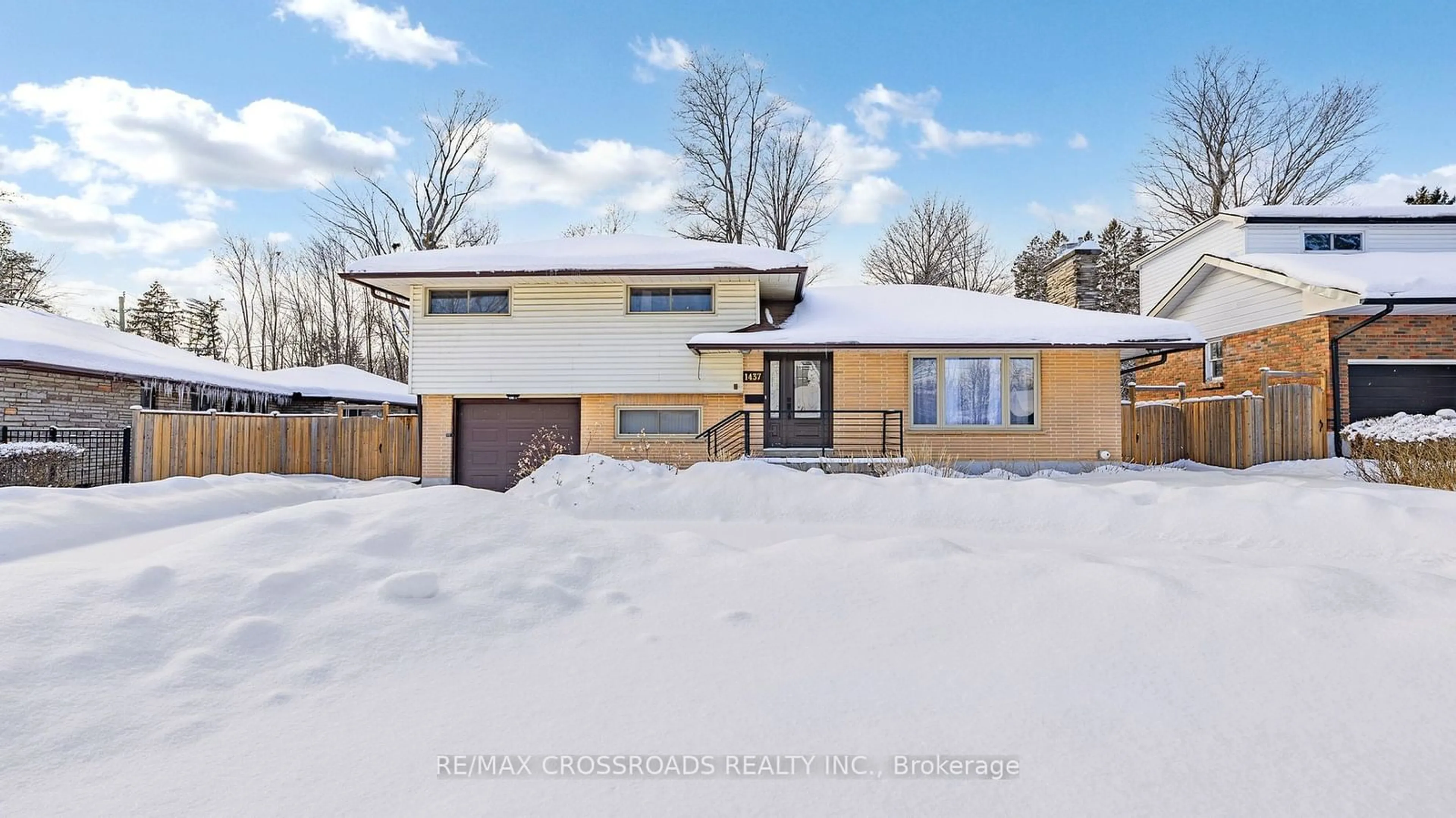 A pic from outside/outdoor area/front of a property/back of a property/a pic from drone, street for 1437 Sherwood Cres, Peterborough Ontario K9J 6T6