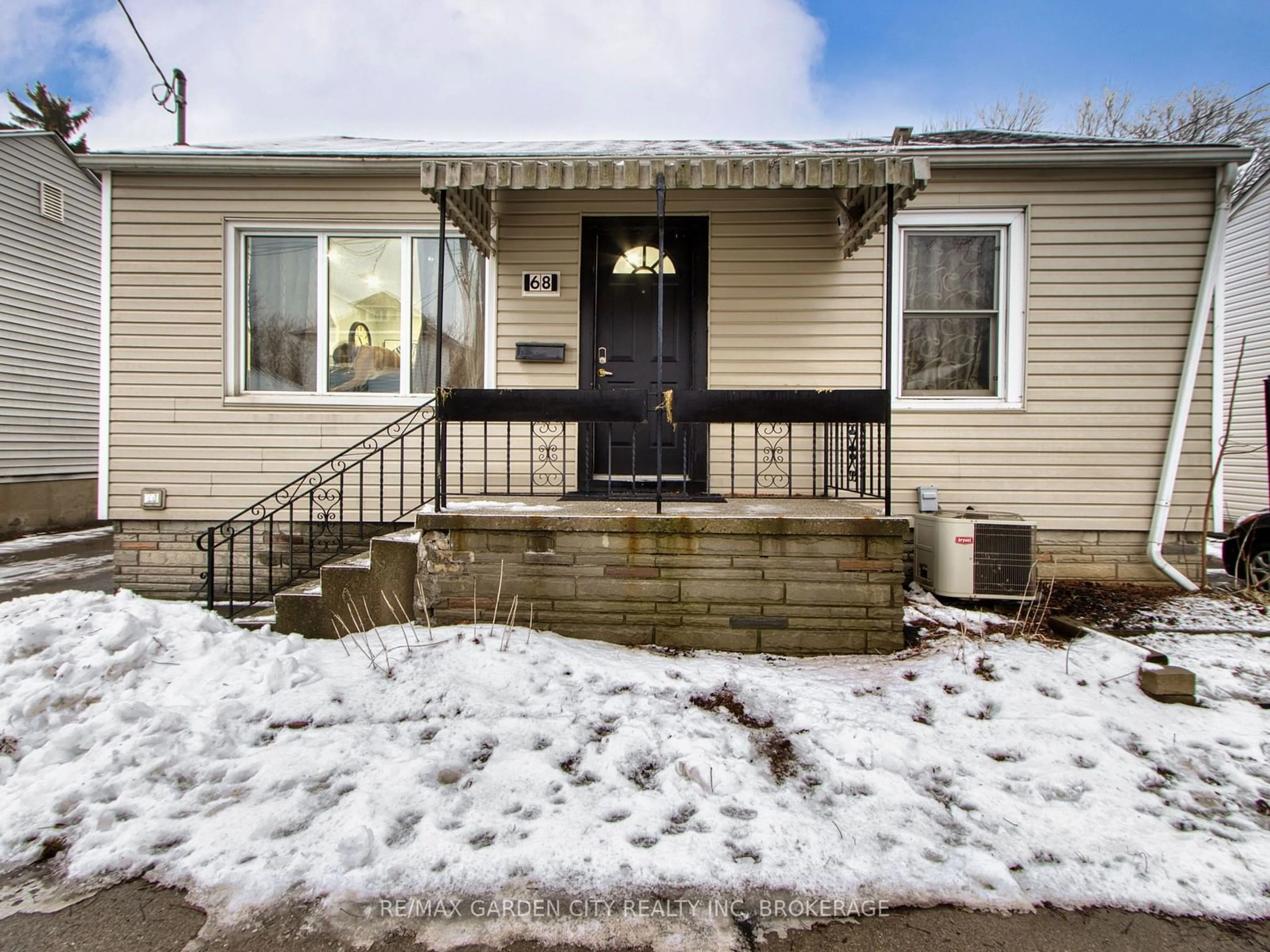 Home with vinyl exterior material, street for 68 Carlton St, St. Catharines Ontario L2R 1P8