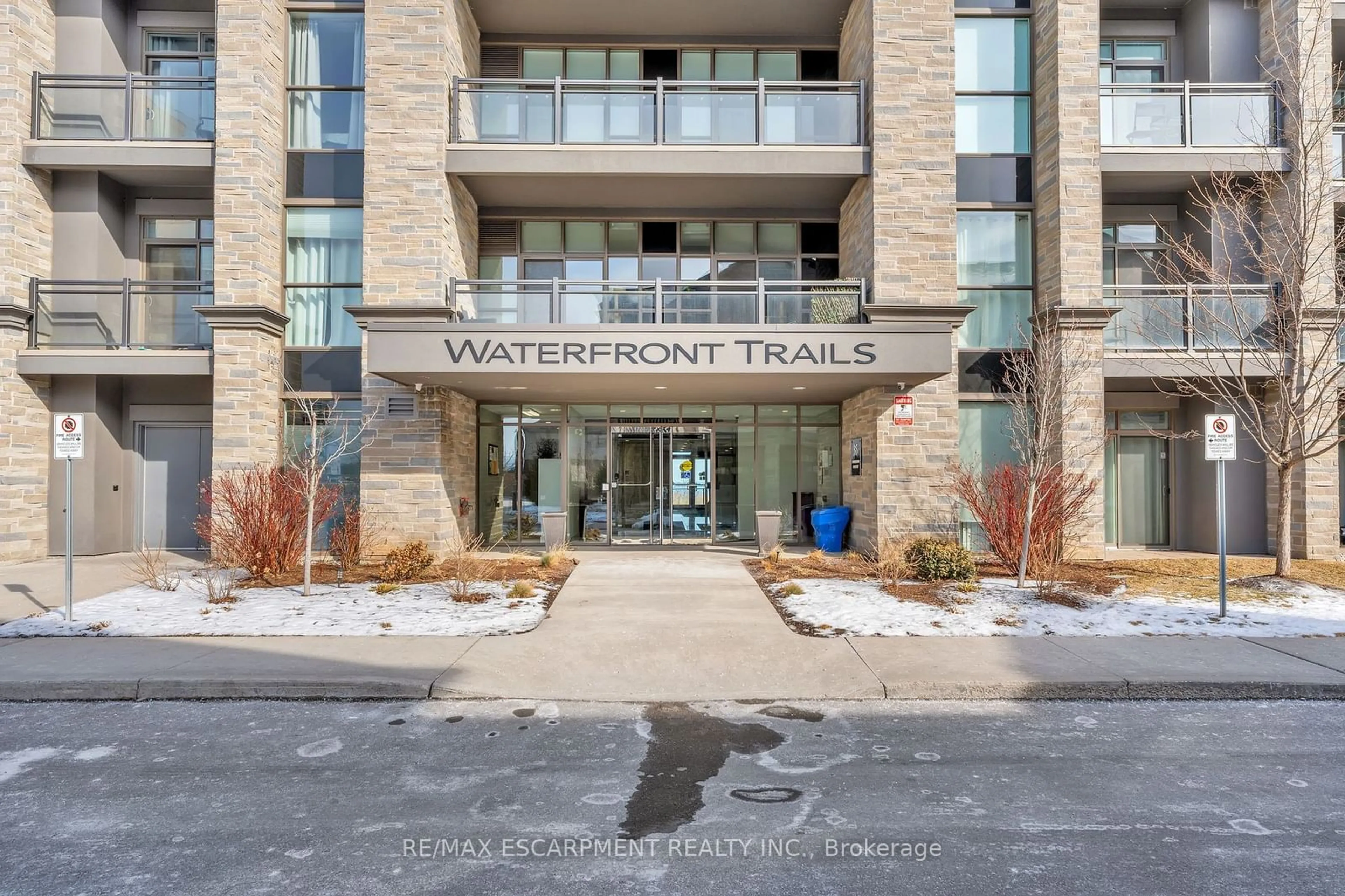 Indoor foyer for 35 SOUTHSHORE Cres #421, Hamilton Ontario L8E 0J2