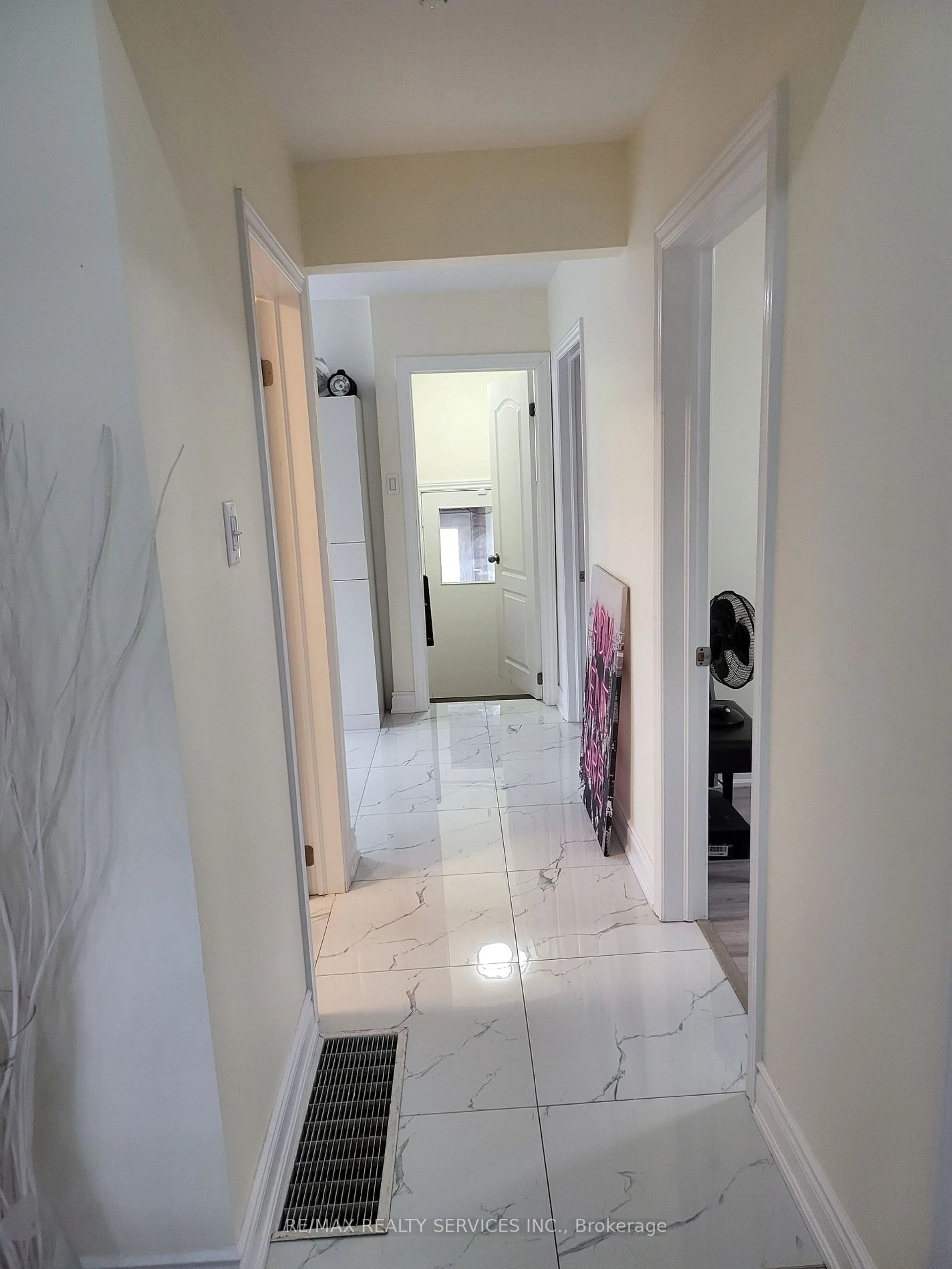 Indoor foyer for 1032 Mud St, Hamilton Ontario L8J 3E3